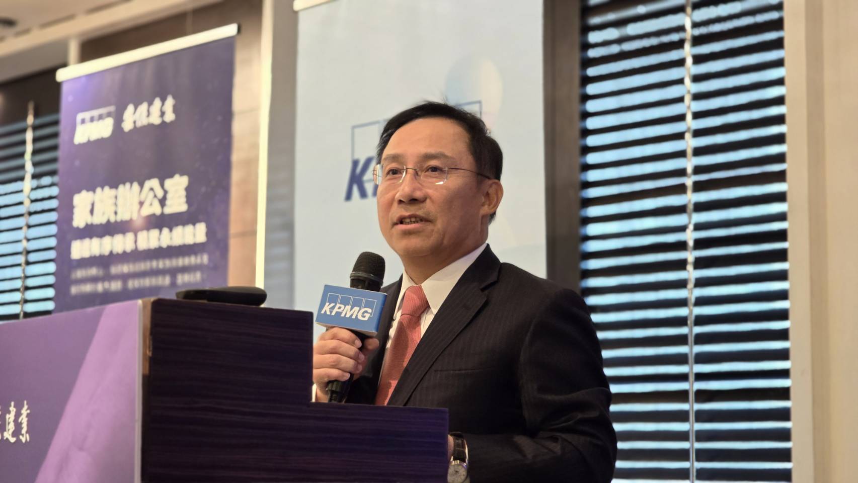 永佳捷董座許作名出席研討會，以自身經歷提出防止企業經營權大戰的解方。（永佳捷提供）