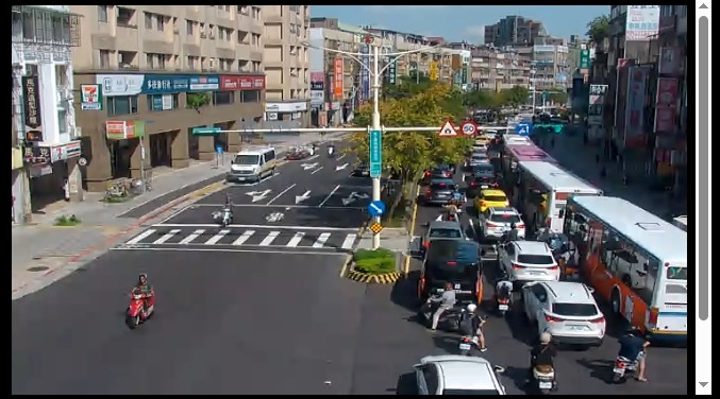 9時30分的即時影像,也可發現「羅斯福路五段211巷路口」前往公館方向的車道被塞爆,連機車族也動彈不得。(翻攝自即時影像)