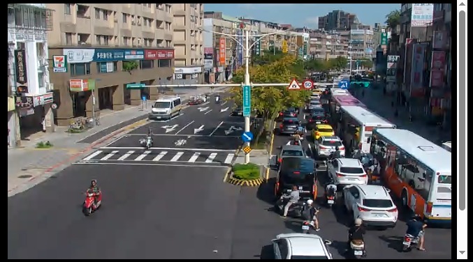 9時30分的即時影像，也可發現「羅斯福路五段211巷路口」前往公館方向的車道被塞爆，連機車族也動彈不得。（翻攝自即時影像）