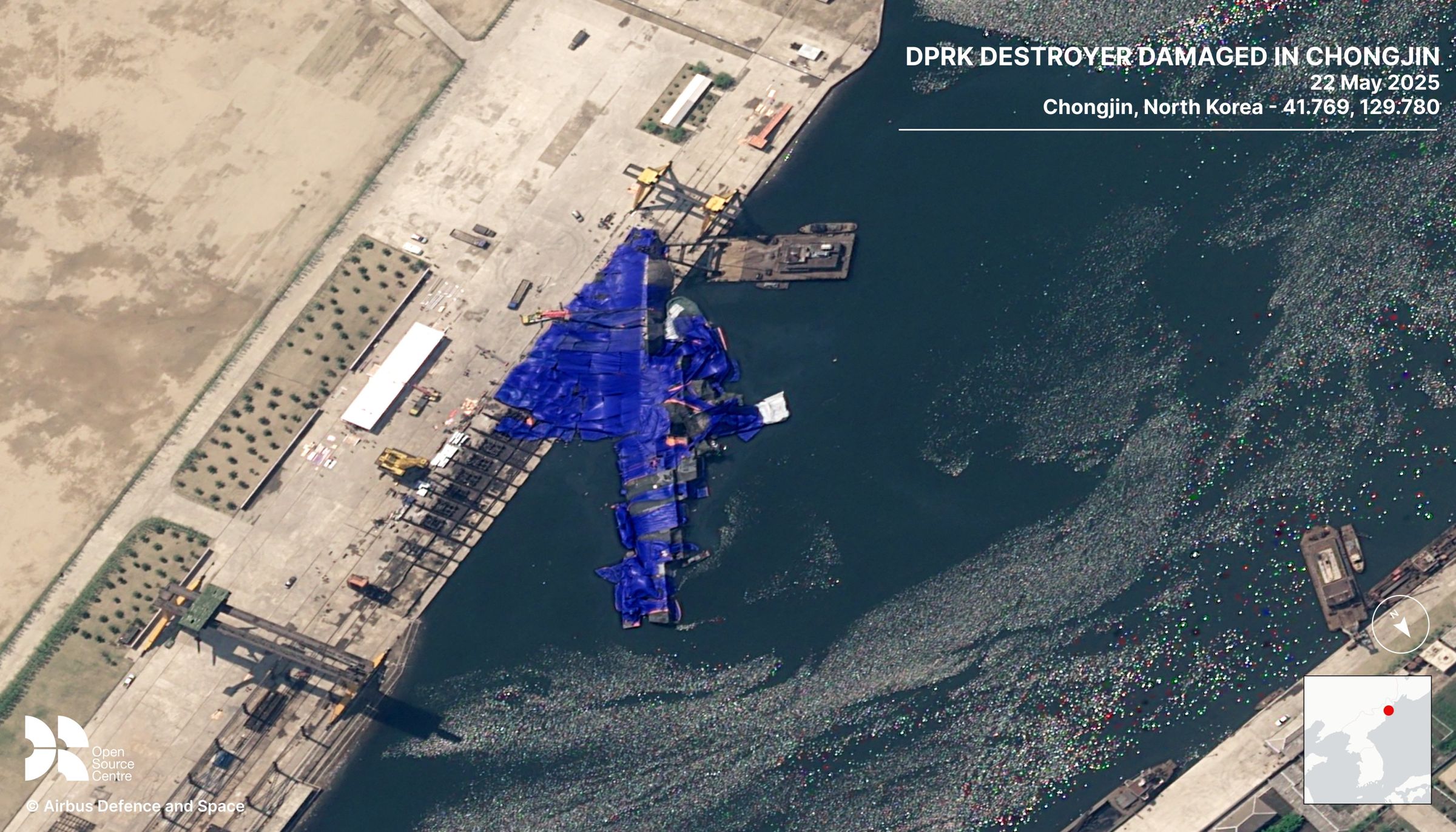 衛星畫面可見,北韓驅逐艦已被藍布覆蓋住。(翻攝Open Source Centre「X」)