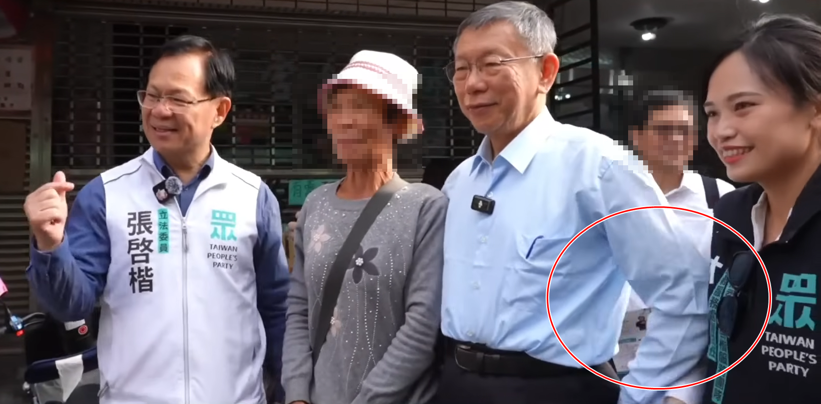 柯文哲近日南下幫忙輔選時，疑似對嘉義市民眾黨市議員擬參選人林昱孜架拐子，眼神似乎還瞪了一下。（翻攝自柯文哲YT頻道）