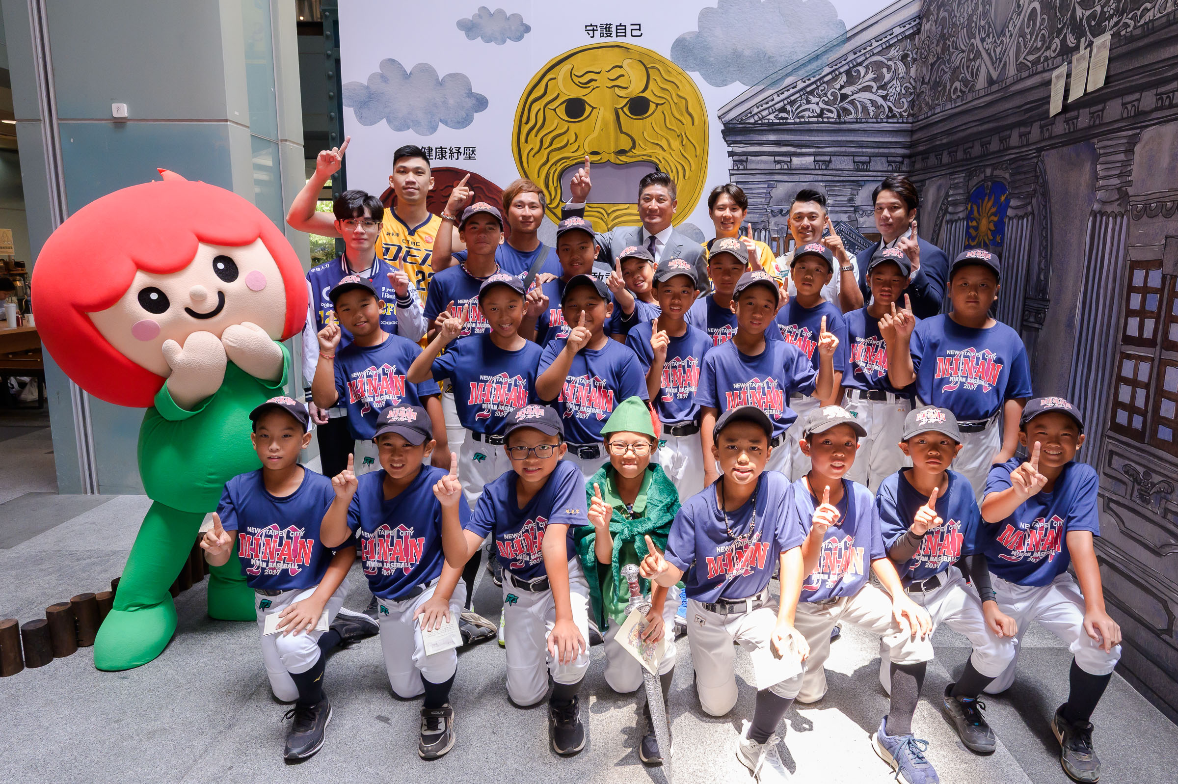 中信反毒基金會董事長辜仲諒（後排左3）鼓勵民安國小棒球隊孩子，以球員為榜樣，養成良好運動習慣、遠離毒品危害。（中信反毒基金會提供）