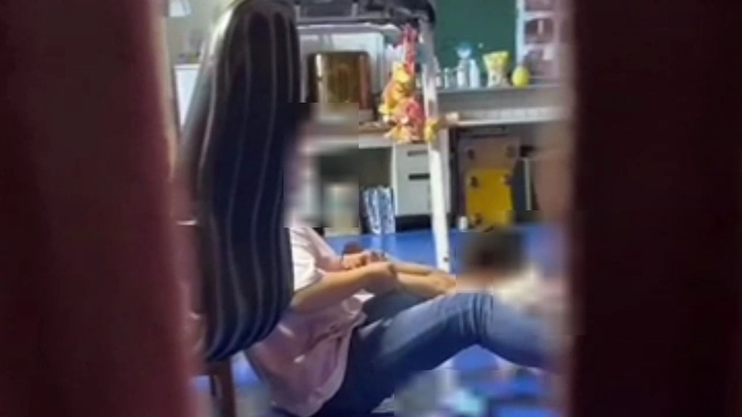 B生遭林師用拉筋體罰方式虐待。(人本教育基金會提供)