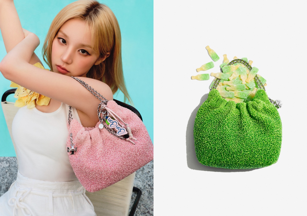 品牌包袋及鞋履系列代言人宋雨琦演繹TORY BURCH x BonBon Fleming迷你裝飾束口包。各NT$26,700（TORY BURCH提供）