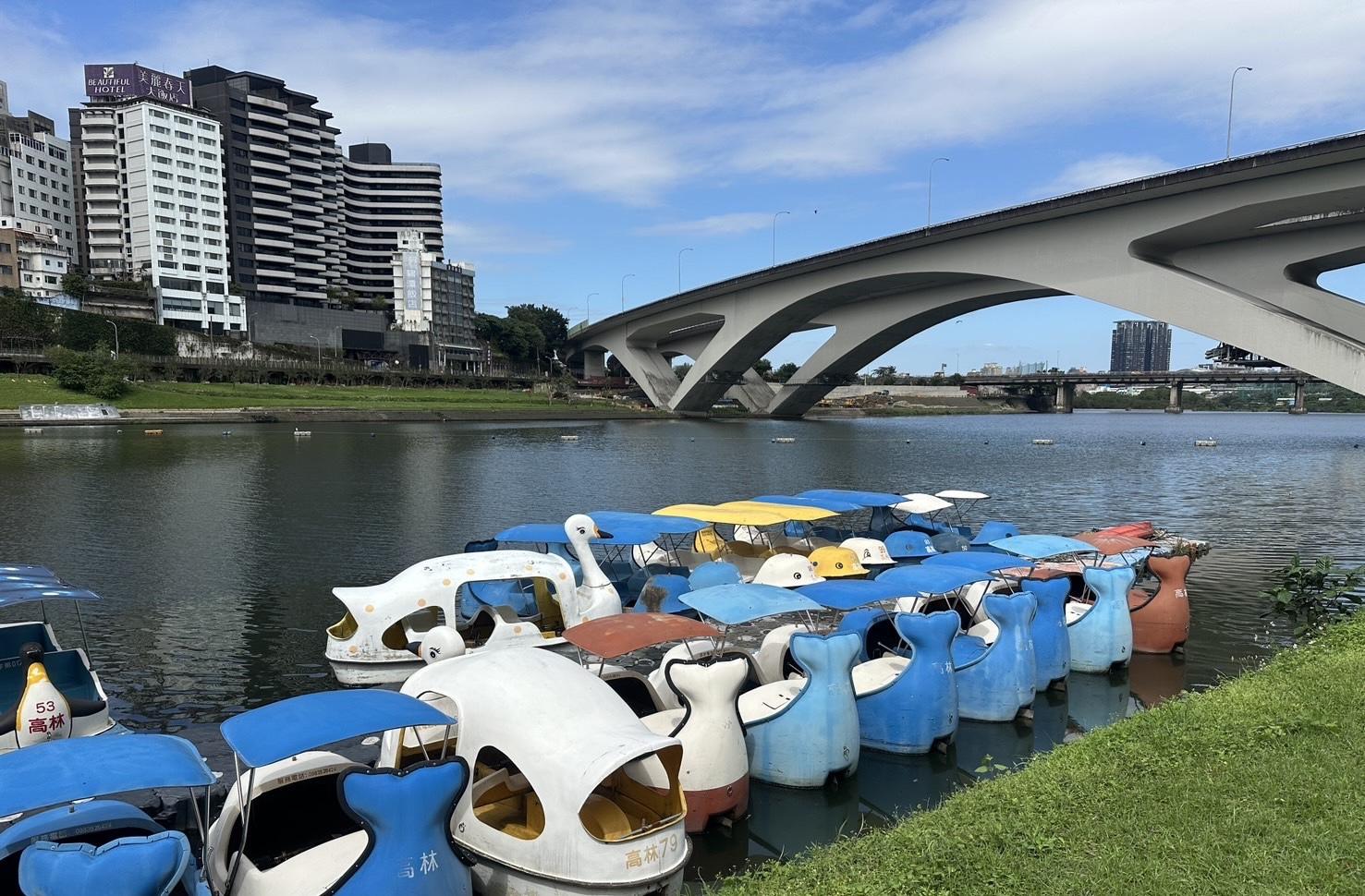 新北市新店區碧潭風景區昨（11日）上午發現一具男性浮屍。（翻攝畫面）