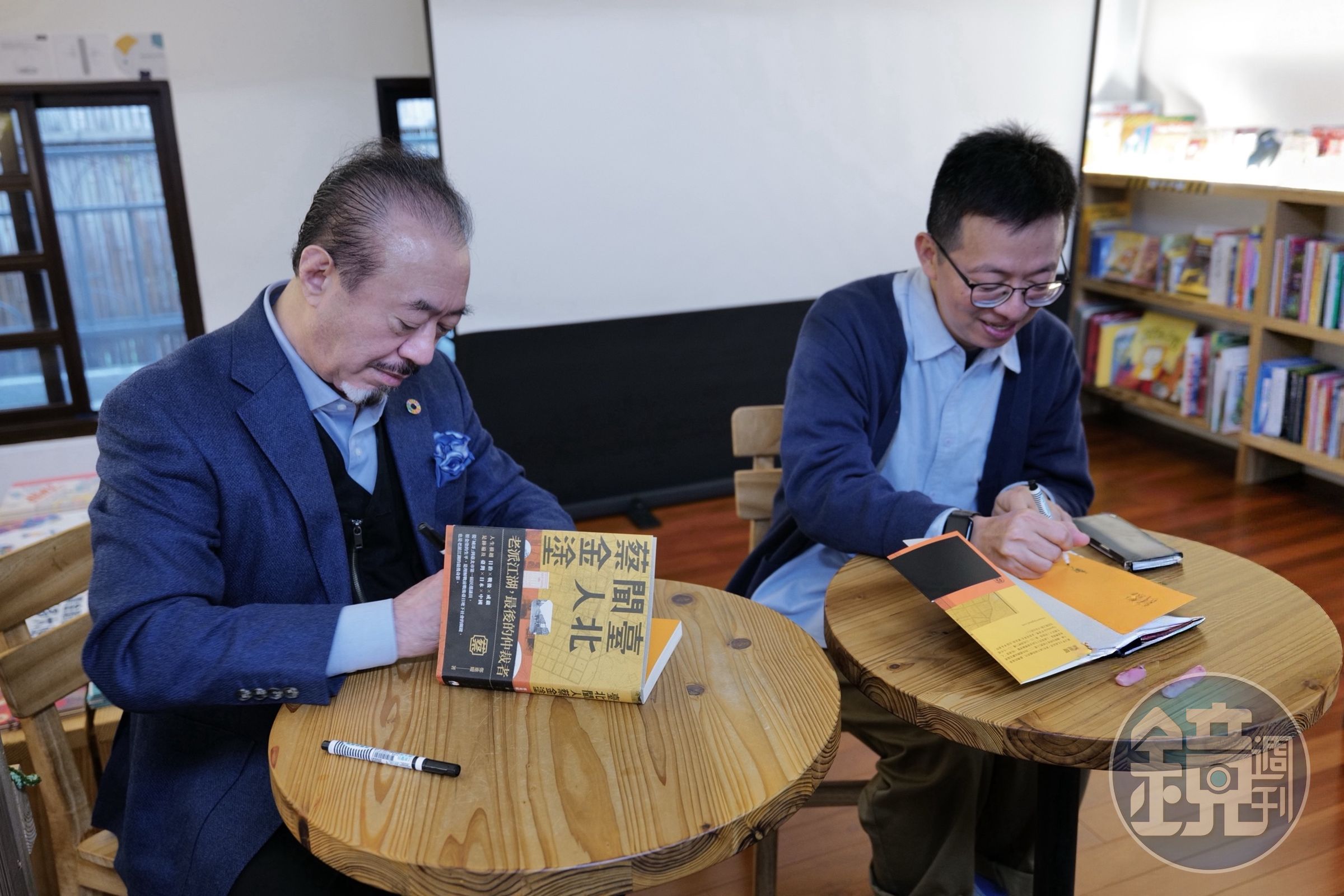 （左）蔡金塗之子福田桂良、（右）作者鄭進耀會後為讀者簽書。（圖／鏡文學提供）
