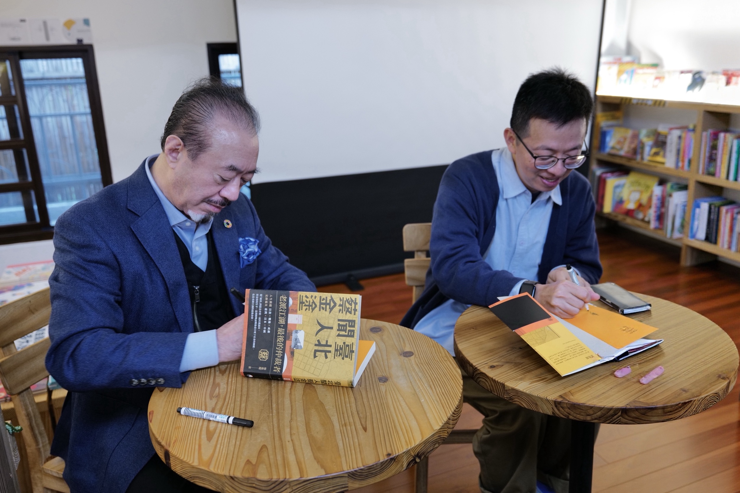 （左）蔡金塗之子福田桂良、（右）作者鄭進耀會後為讀者簽書。（圖／鏡文學提供）