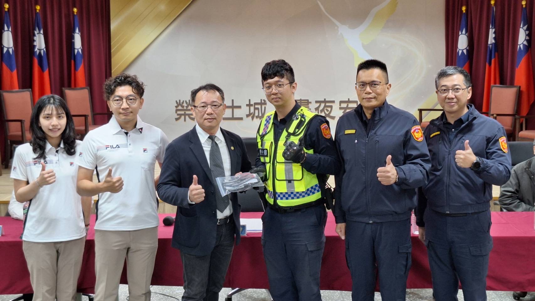 企業出資為警察量身訂做常訓運動服。（土城分局提供）