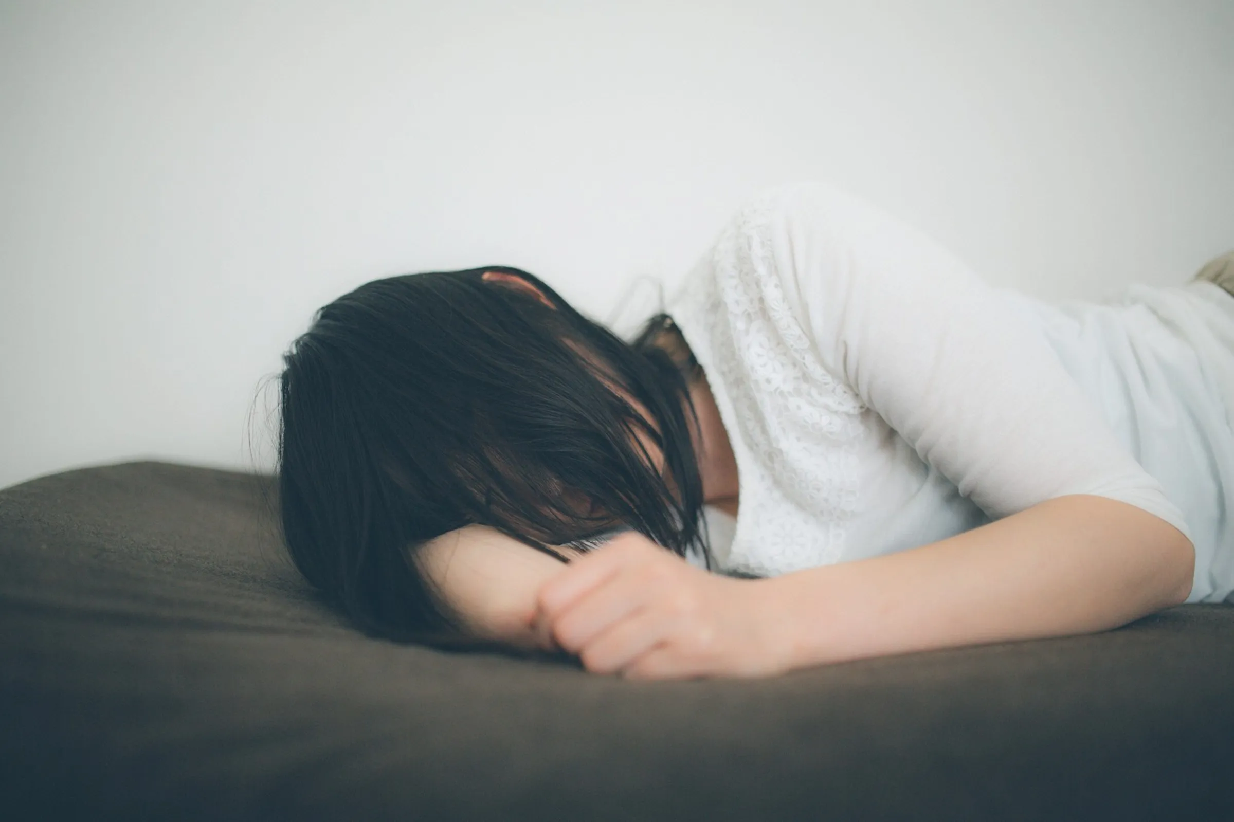 一名女子約網友在家追劇，沒想到卻遭對方性侵未遂。（示意圖，Pakutaso）