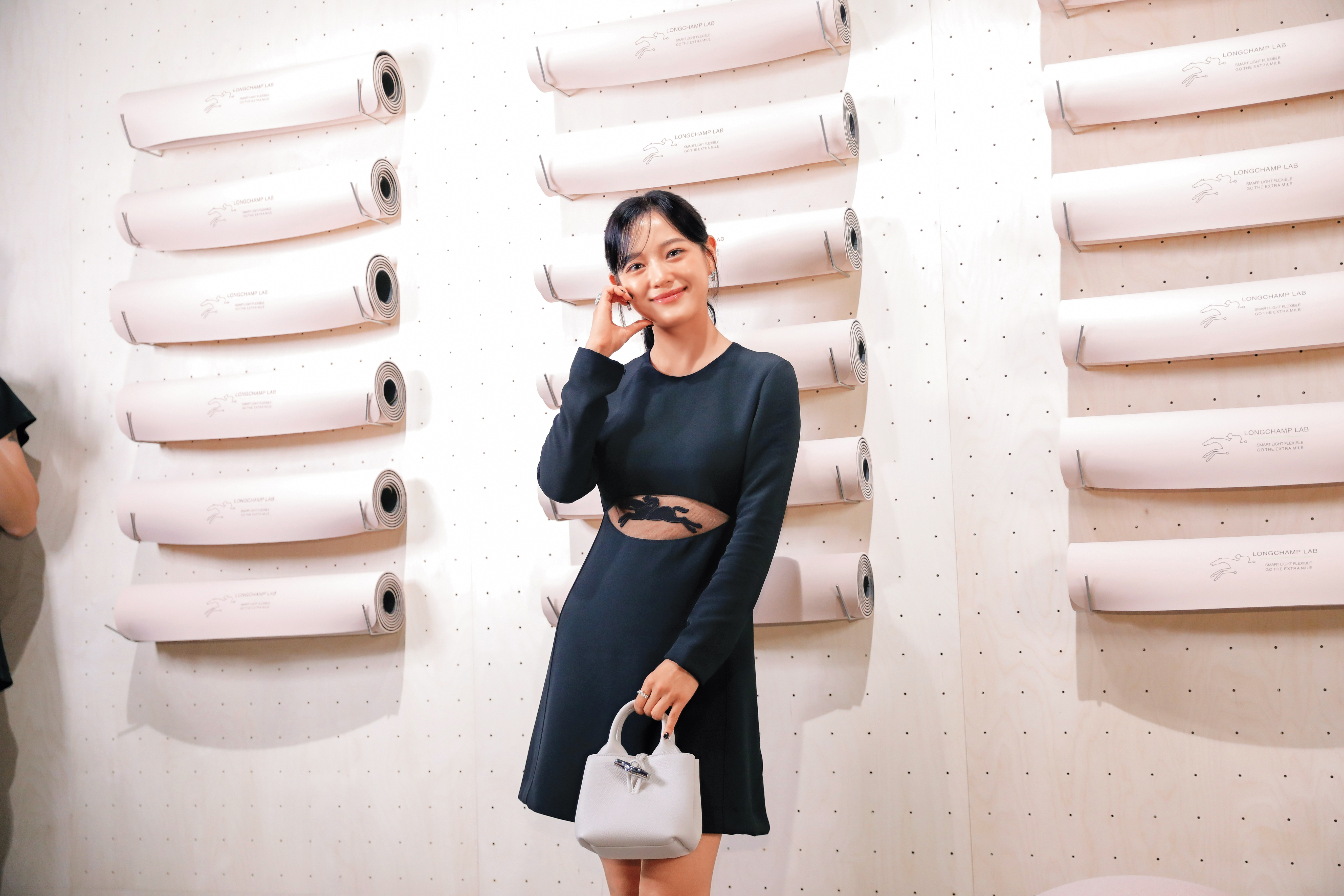 金世正大吃後還能穿上露肚裝，看樣子這件洋裝會大賣…（轉頭上網訂購）