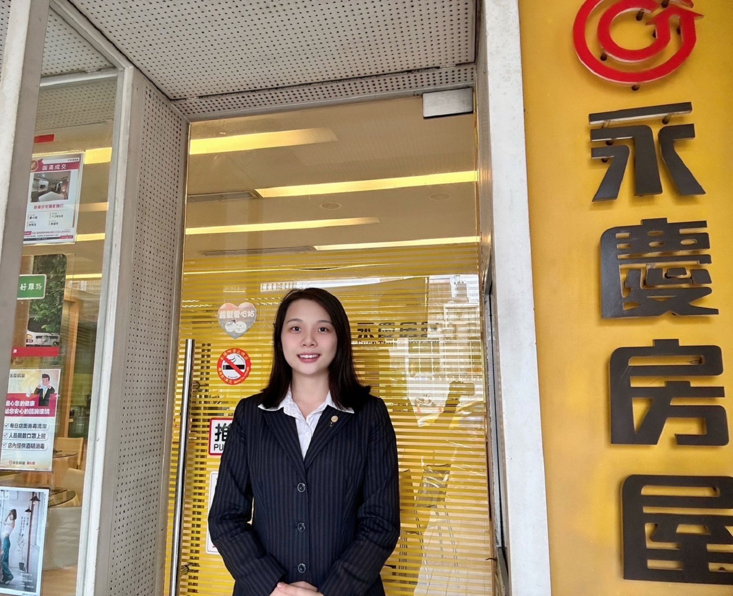 丁鳳莙入行前對完全不懂房地產,還好永慶房屋提供「一對一師徒制」幫助她快速上手,拿下新人組冠軍。