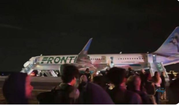 美國邊疆航空一架客機於丹佛機場起飛時，發生罕見的跑道撞人意外，導致客機引擎一度起火。（翻攝自X）
