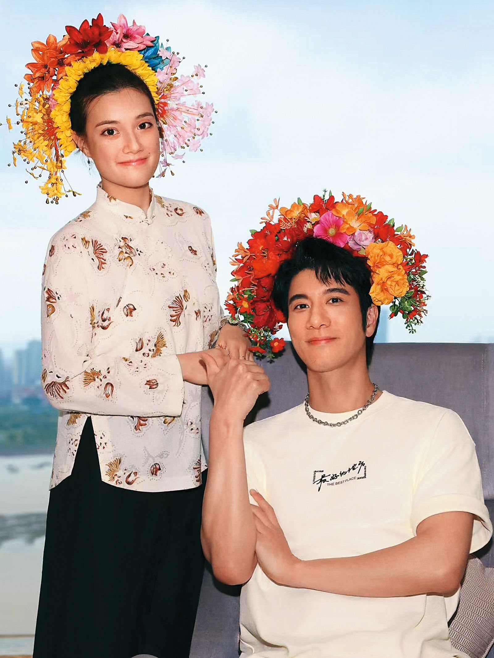 王力宏（右）巡迴至泉州，跟姪女嘉雯（左）一起戴上簪花，兩人合照罕見曝光，引起粉絲關注。（翻攝自王力宏臉書）