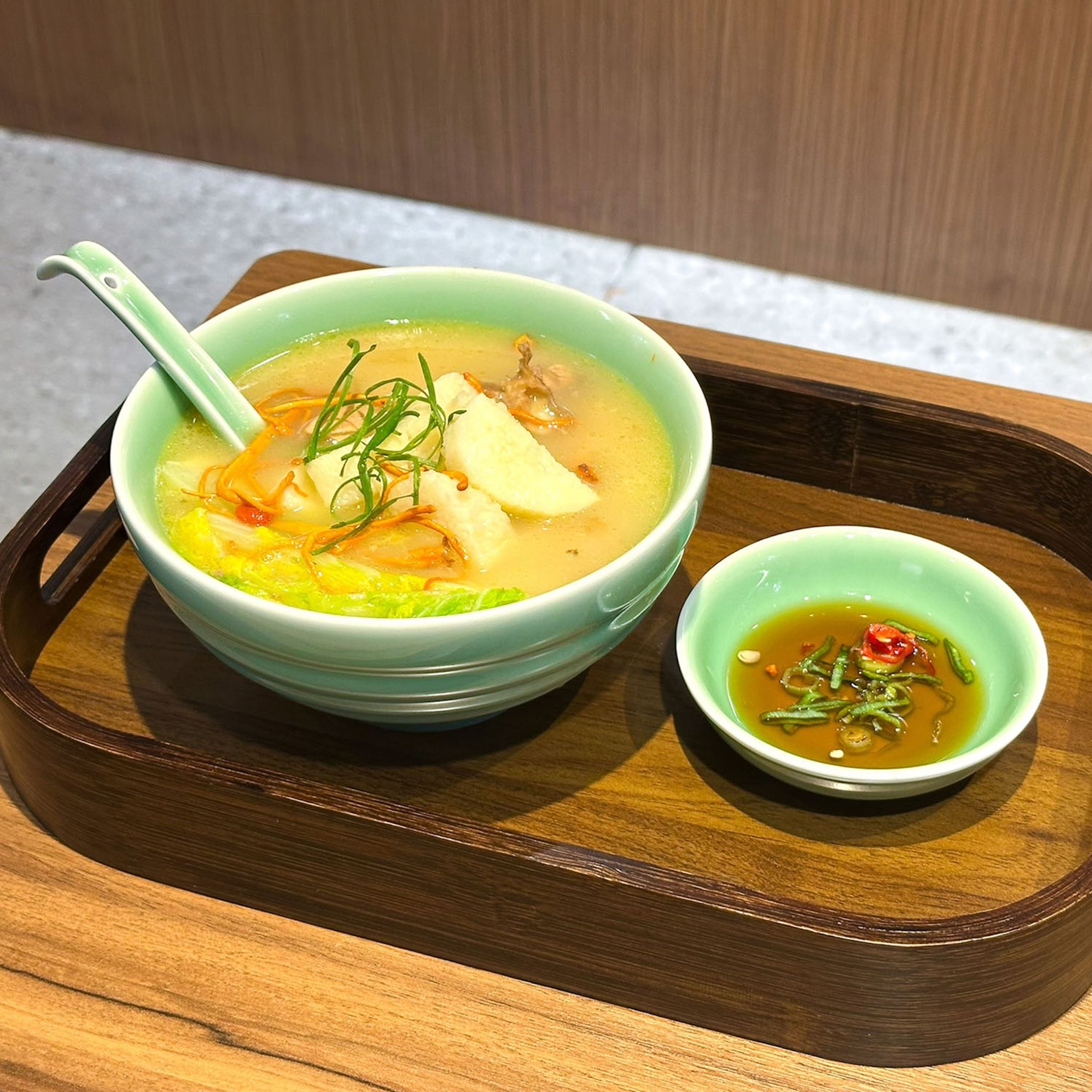 「青嬌」的「黃金雞燉湯」以台灣母玉米雞搭配金華火腿、扁尖筍，慢火熬煮6小時，湯頭濃醇鮮甜，是「青嬌」此次獲必比登青睞的招牌滋味。（青嬌提供）