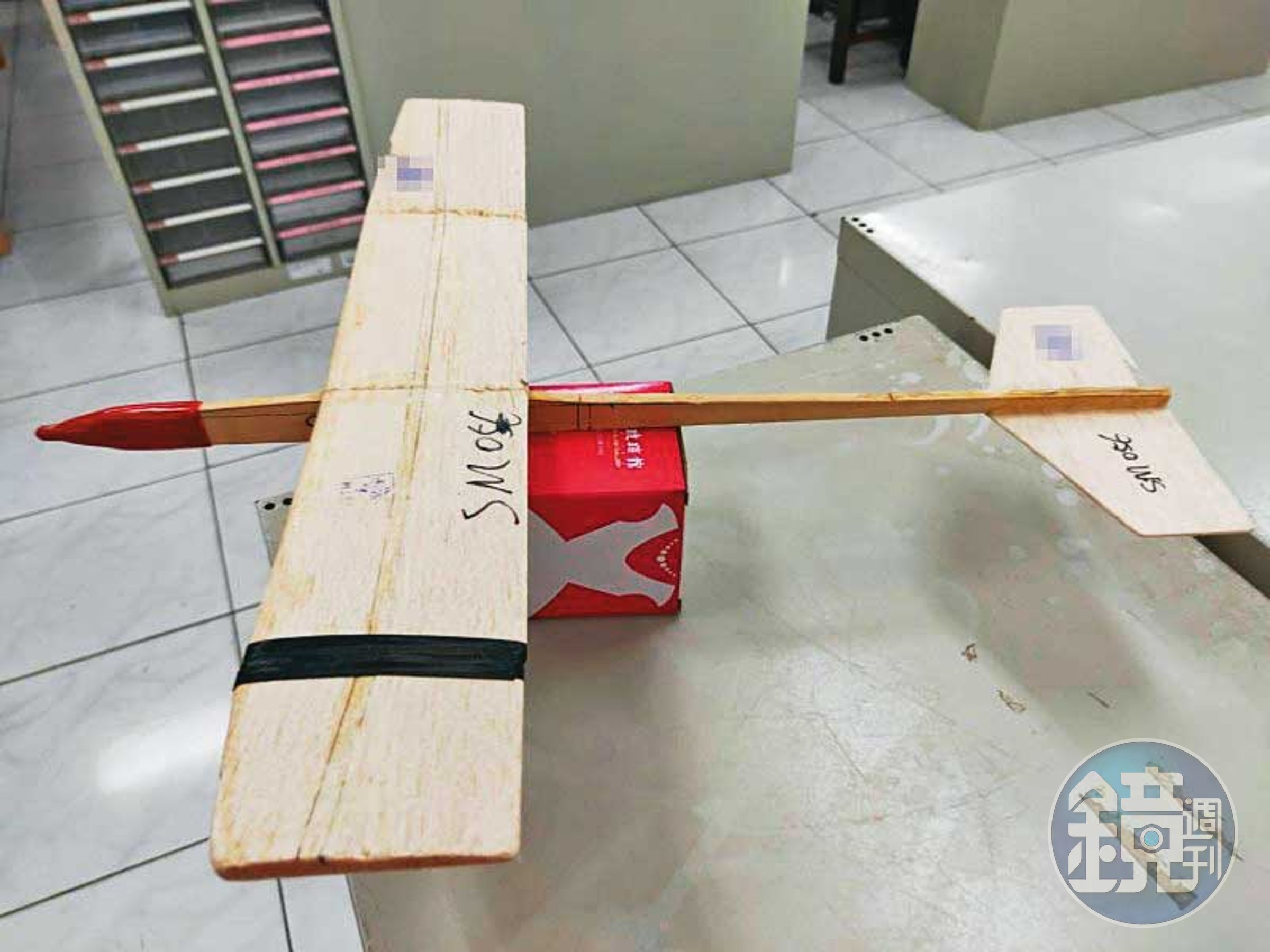 某高職學生拿模型飛機機頭「童子拜觀音」戳同學屁股挨告。（翻攝畫面）