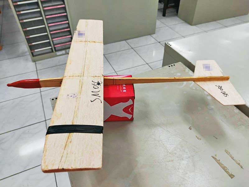 某高職學生拿模型飛機機頭「童子拜觀音」戳同學屁股挨告。（翻攝畫面）