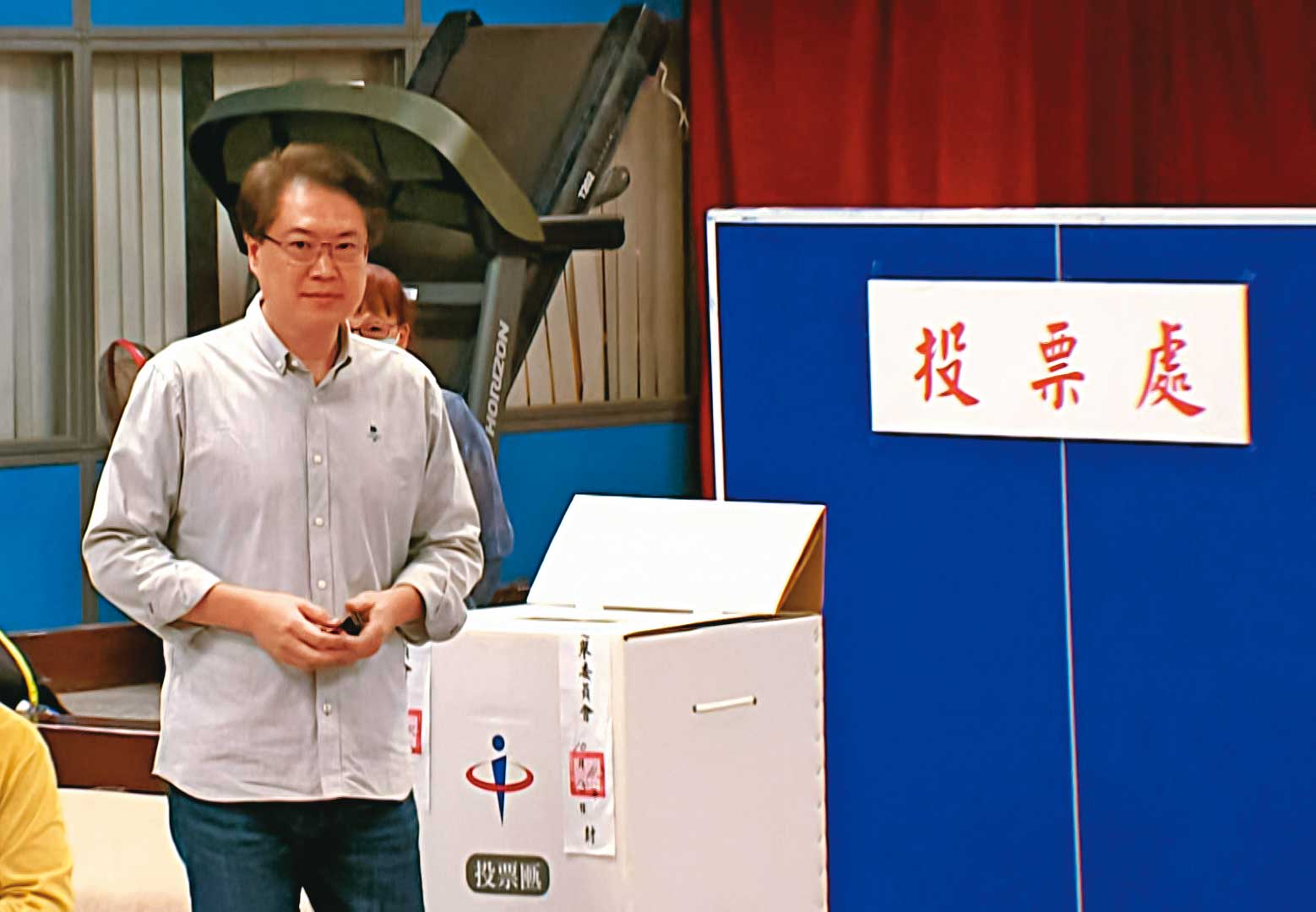 雖然黨內堅守「不上第一線」政策，但民進黨祕書長林右昌持續透過個人臉書替罷免發聲。（東森新聞提供）