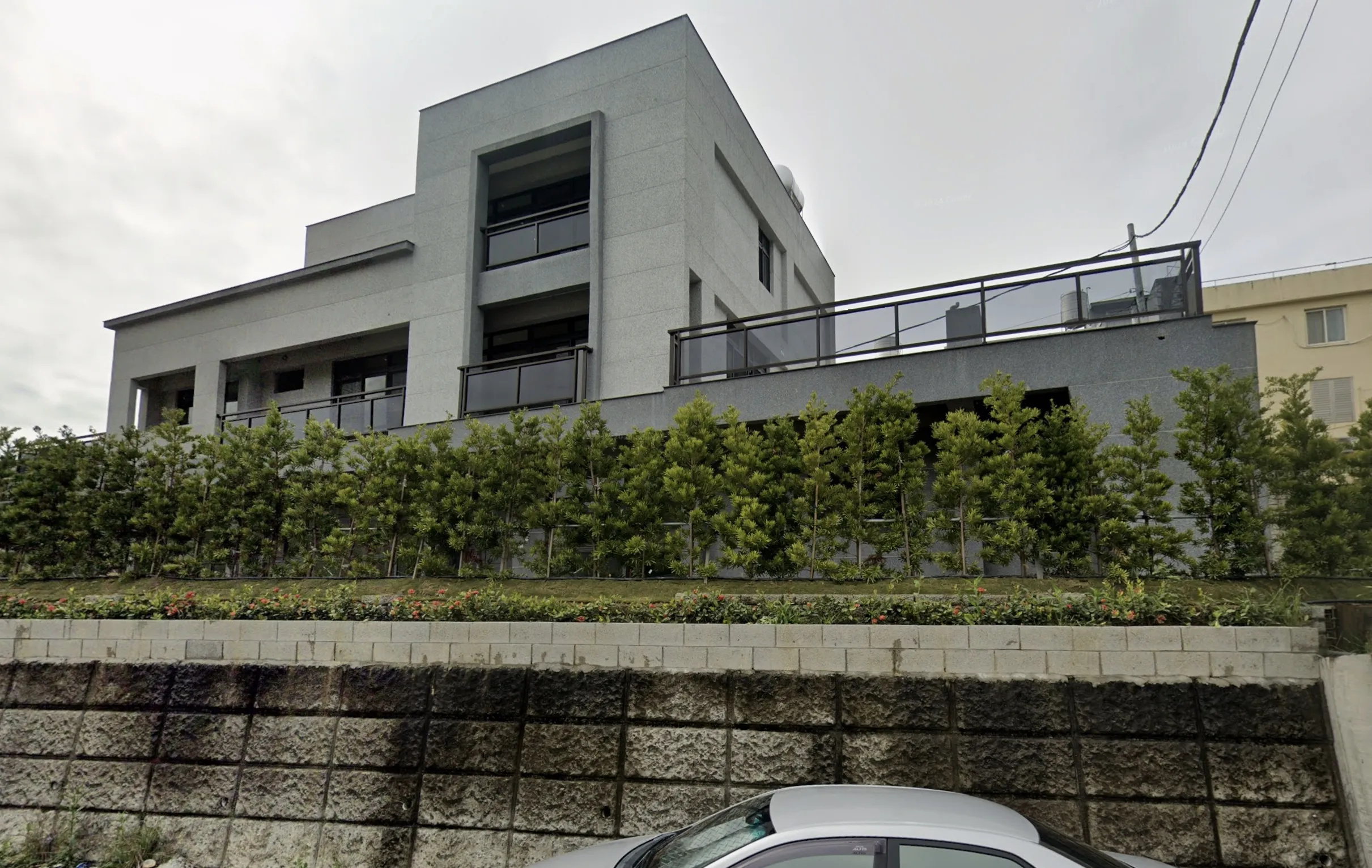 吳子嘉具名檢舉竹東一處豪華農舍，質疑涉及未經許可增建、農地使用及圍牆、擋土設施等違規情形，並要求新竹縣政府查明. （翻攝自Google Maps）