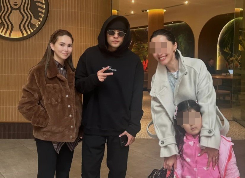 網友在墨爾本賣場巧遇周杰倫、昆凌，他們大方合照。（翻攝小紅書）