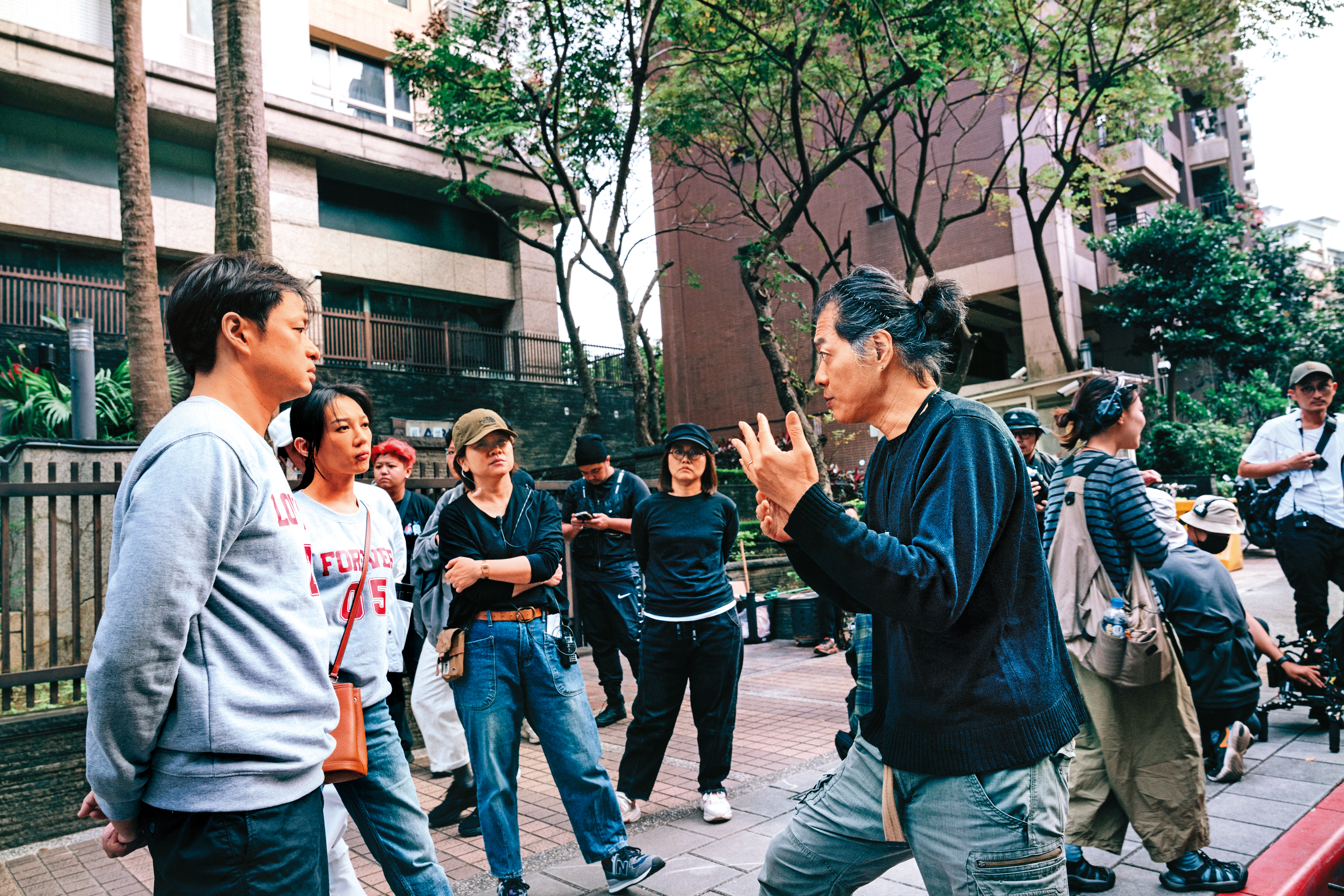 羅景壬（前排右）在執導前導片時與演員鄭有傑（左1）、李杏（左2）討論。（牽猴子提供）