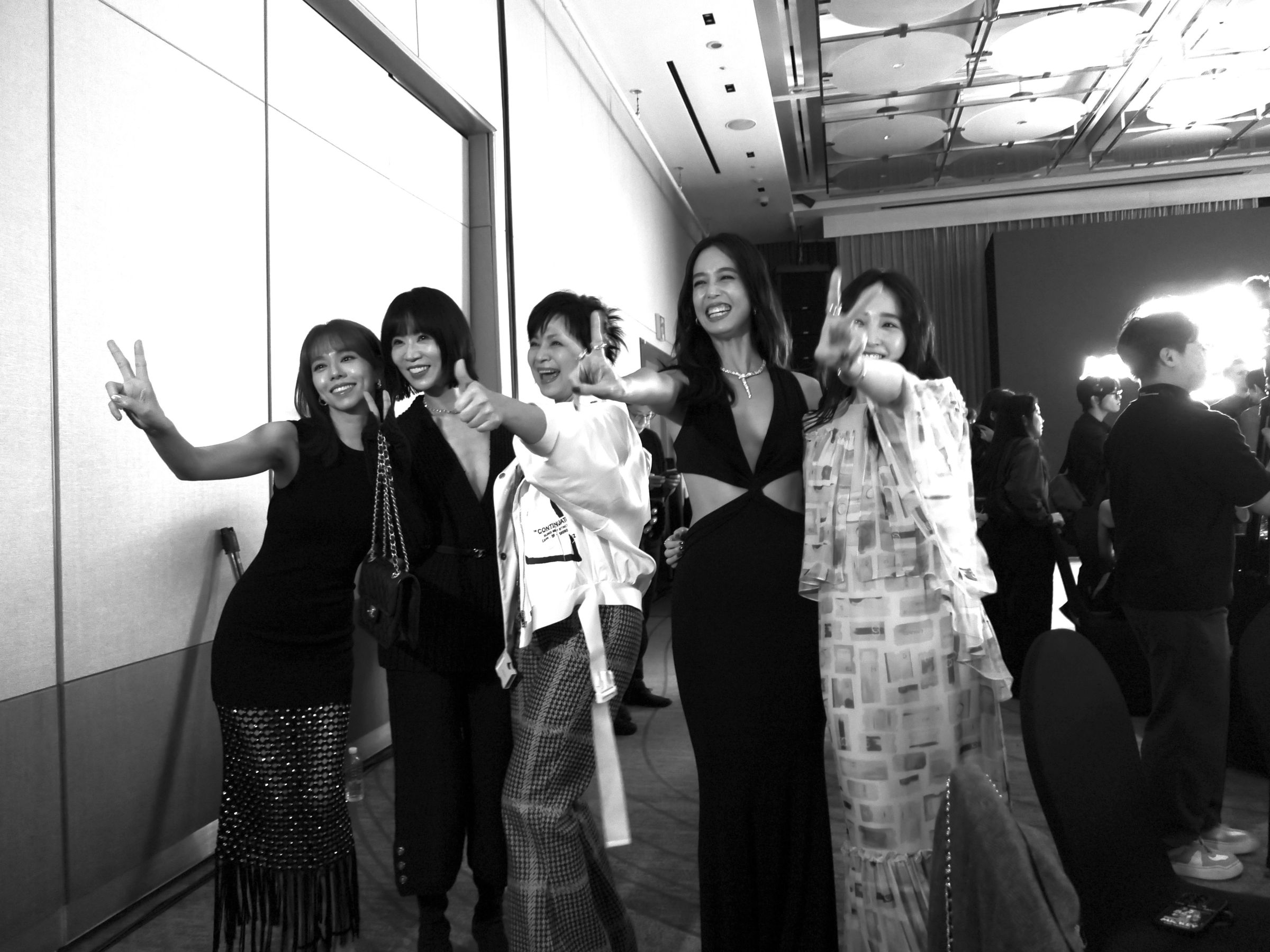 夏于喬、楊貴媚與影集《影后》演員謝盈萱、陳庭妮、李沐等人合影,其實楊貴媚也有參與該劇演出。(牽猴子提供)