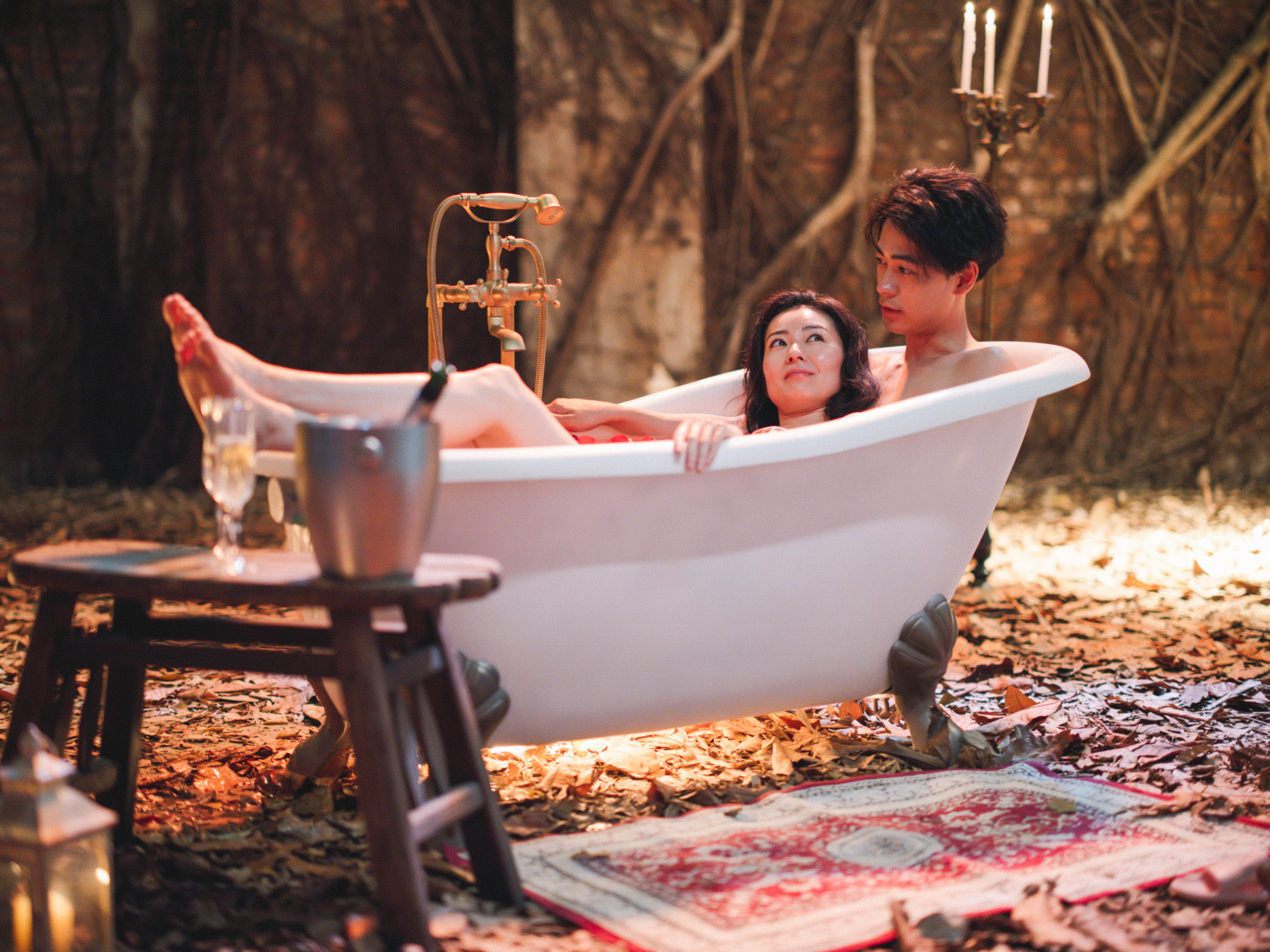 漫畫家認識了小說家，進而單戀起小說家的情人；更在小說家離開後，順利接收了女方。（光年映畫提供）