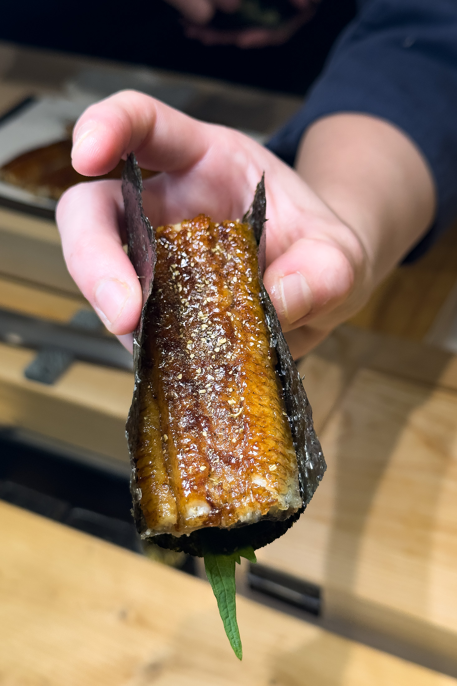 烤物「靜岡白鰻魚」獲名廚江振誠大力推薦，外皮酥香、內裡肉嫩脂香，搭配烤海苔、紫蘇、醋飯與山椒粉，層次奔放而迷人。