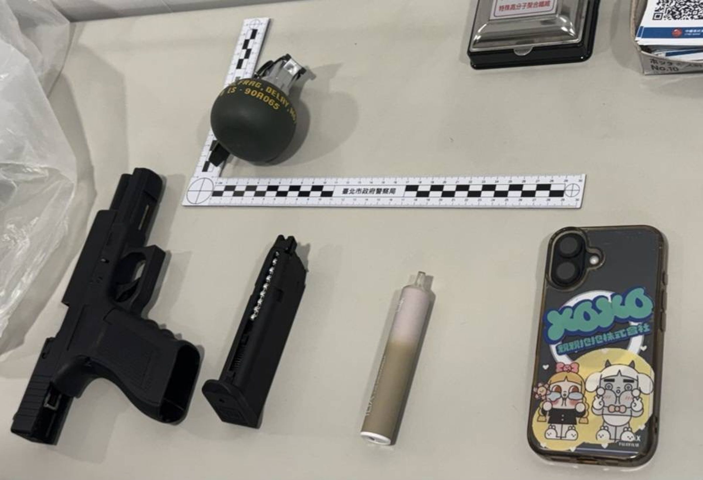 警方在搶匪身上起出仿真的手槍及手榴彈，經查不具殺傷力。（翻攝畫面）