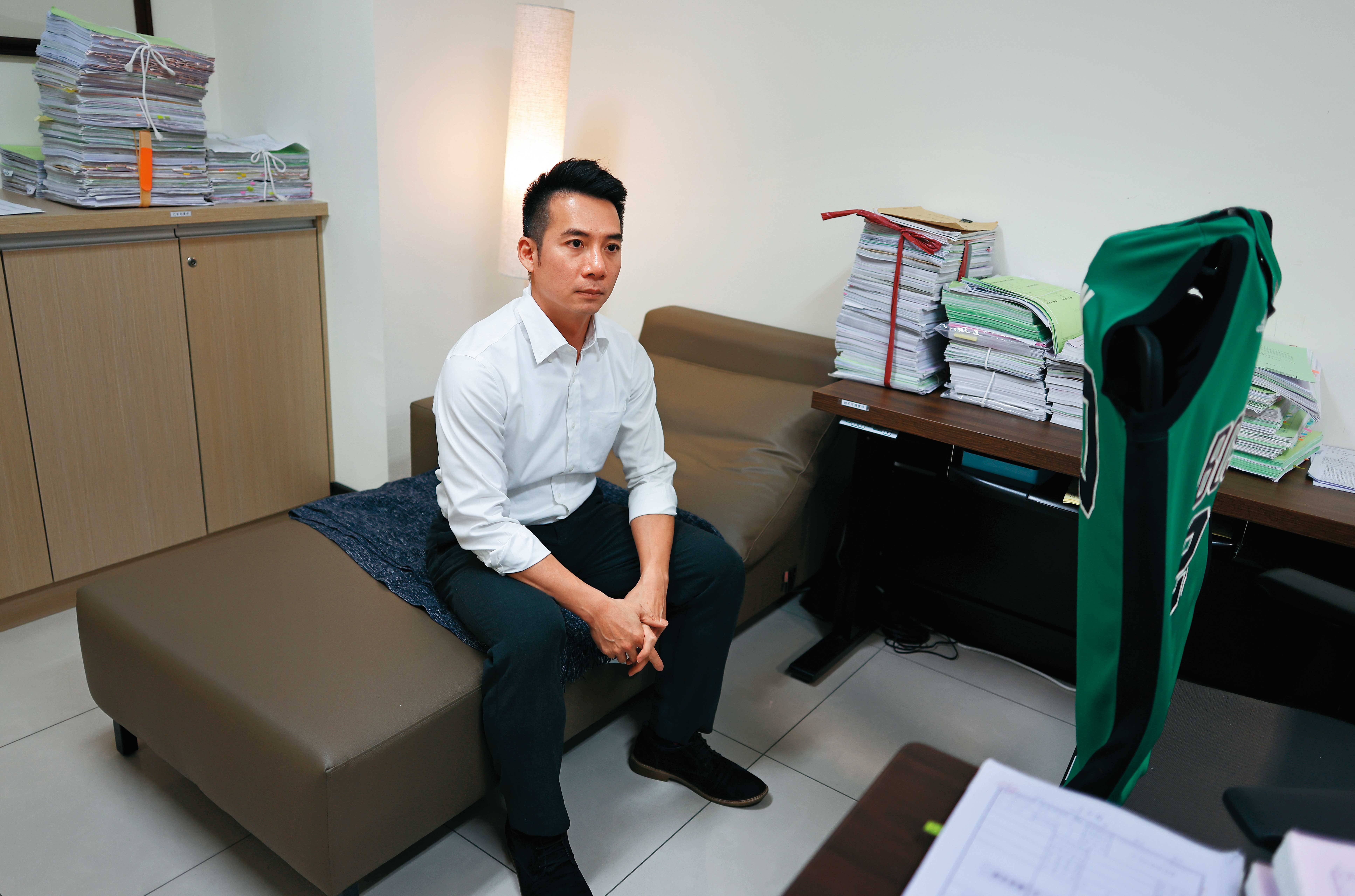 何啟榮的辦公室也有一張可躺睡的沙發,以方便太累時瞇一下。