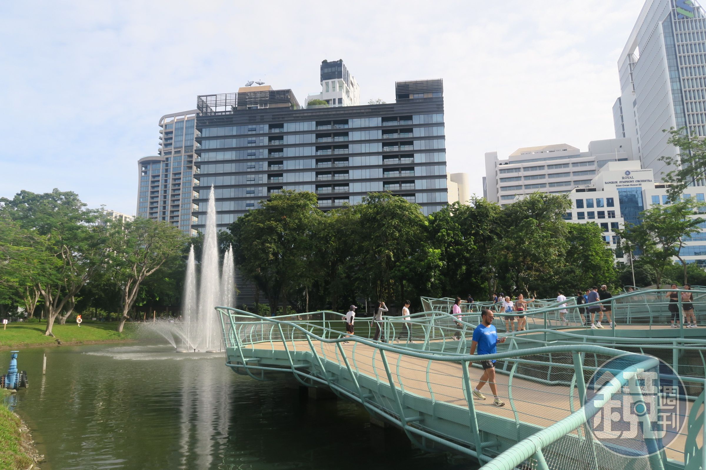 倫披尼公園（Lumphini Park）與班嘉奇蒂公園（Benjakitti Park）由一條約一英里長的「綠色長廊（Green Mile）」串連。