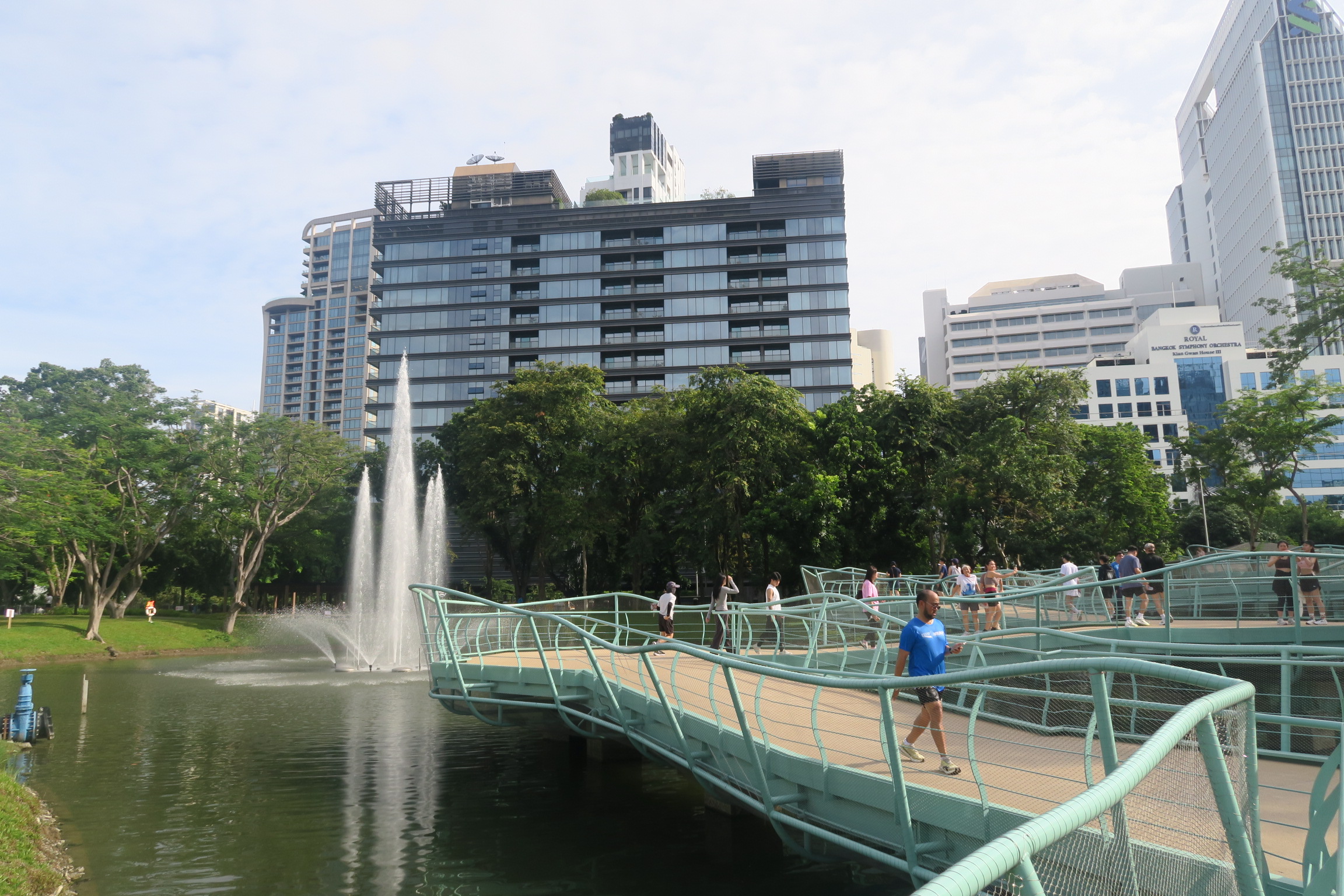 倫披尼公園（Lumphini Park）與班嘉奇蒂公園（Benjakitti Park）由一條約一英里長的「綠色長廊（Green Mile）」串連。