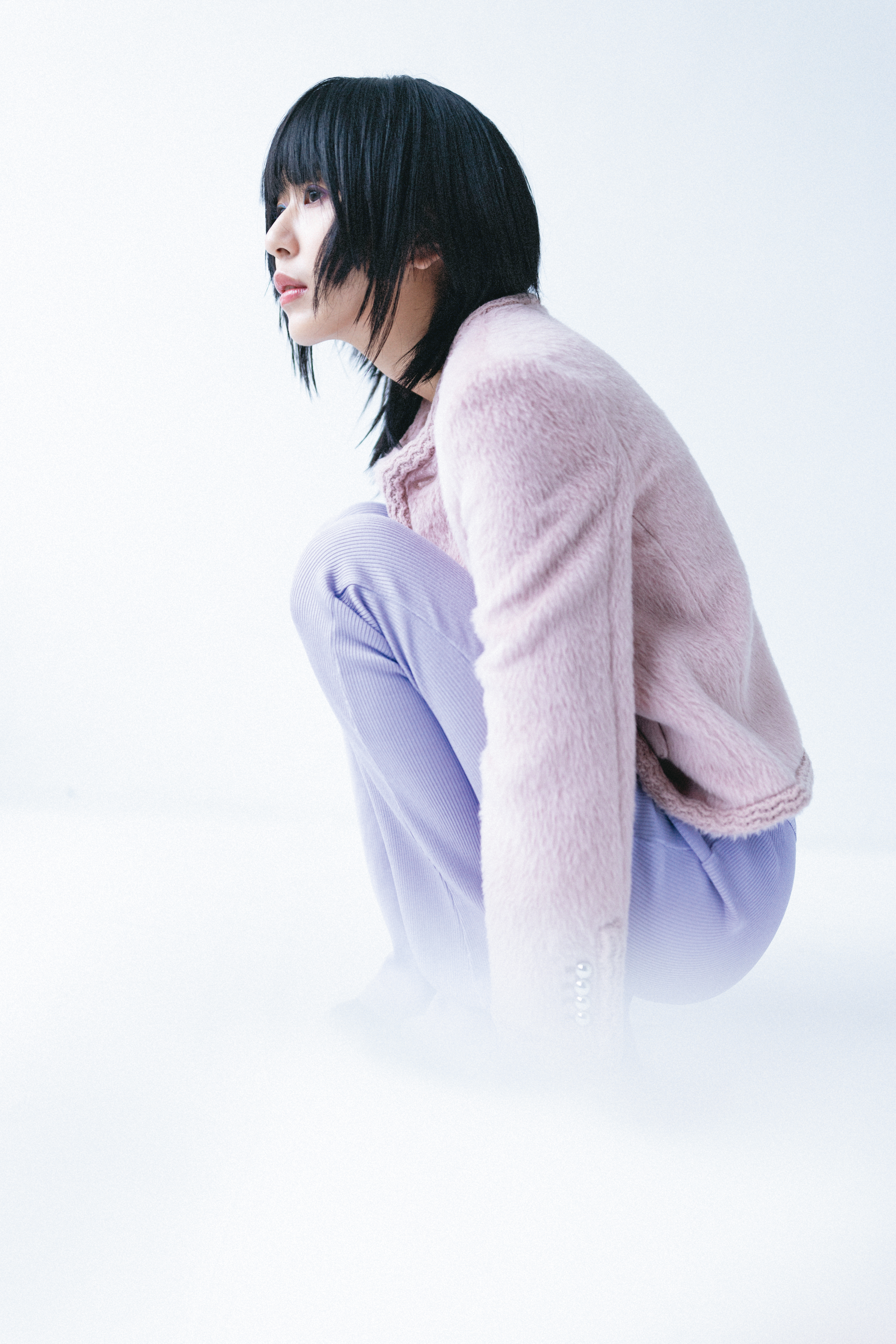 CHELSEA羊駝毛外套 NT$140,000 by CELINE BY HEDI SLIMANE／紫色針織合身長褲 NT$71,000 by Prada