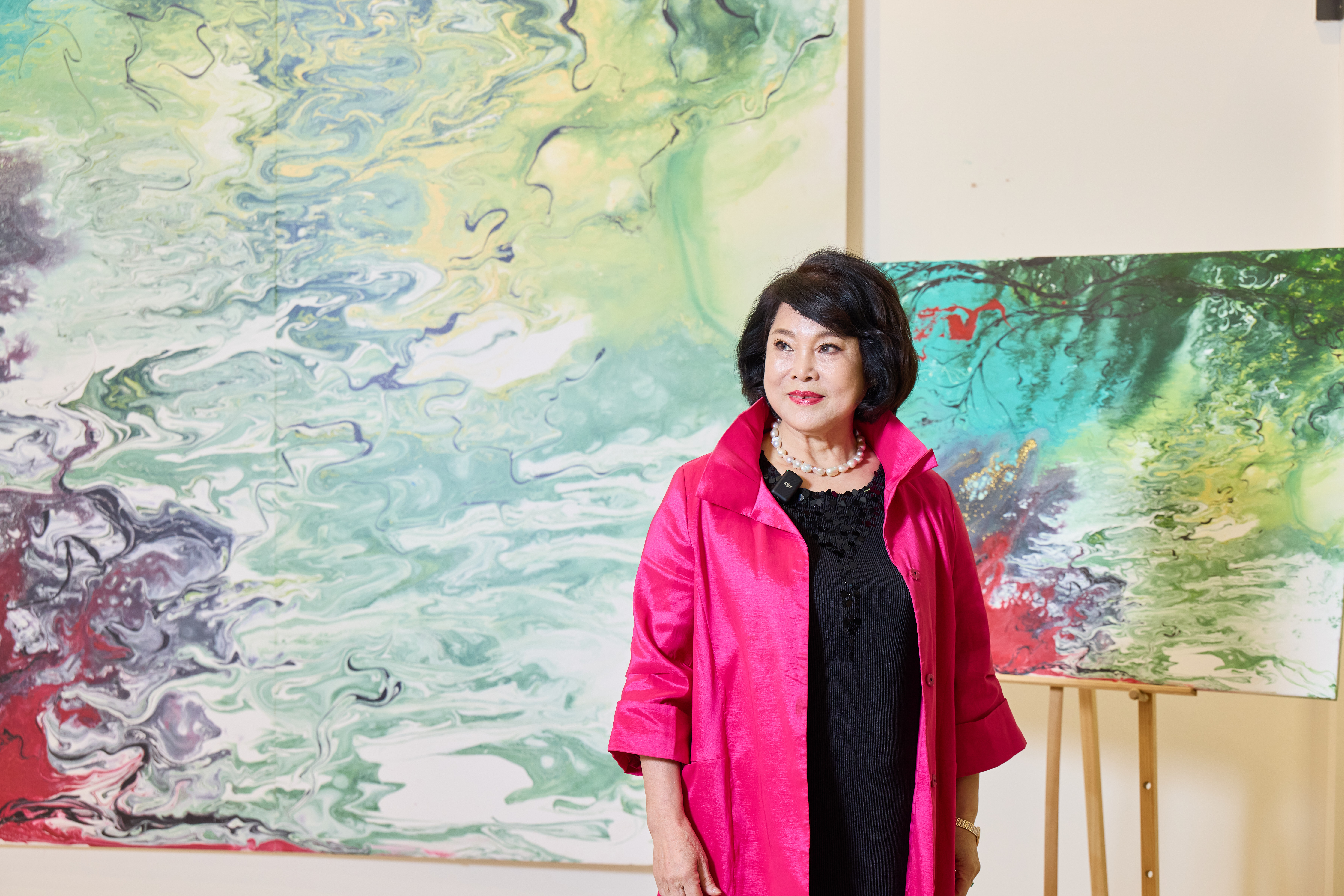 謝麗美女士獨特的「瞬間流」流體藝術畫派，畫作用色繽紛、大膽，不同角度皆可細細品味、思考意象饒富禪意，5/8-24在內湖麗空間開展。