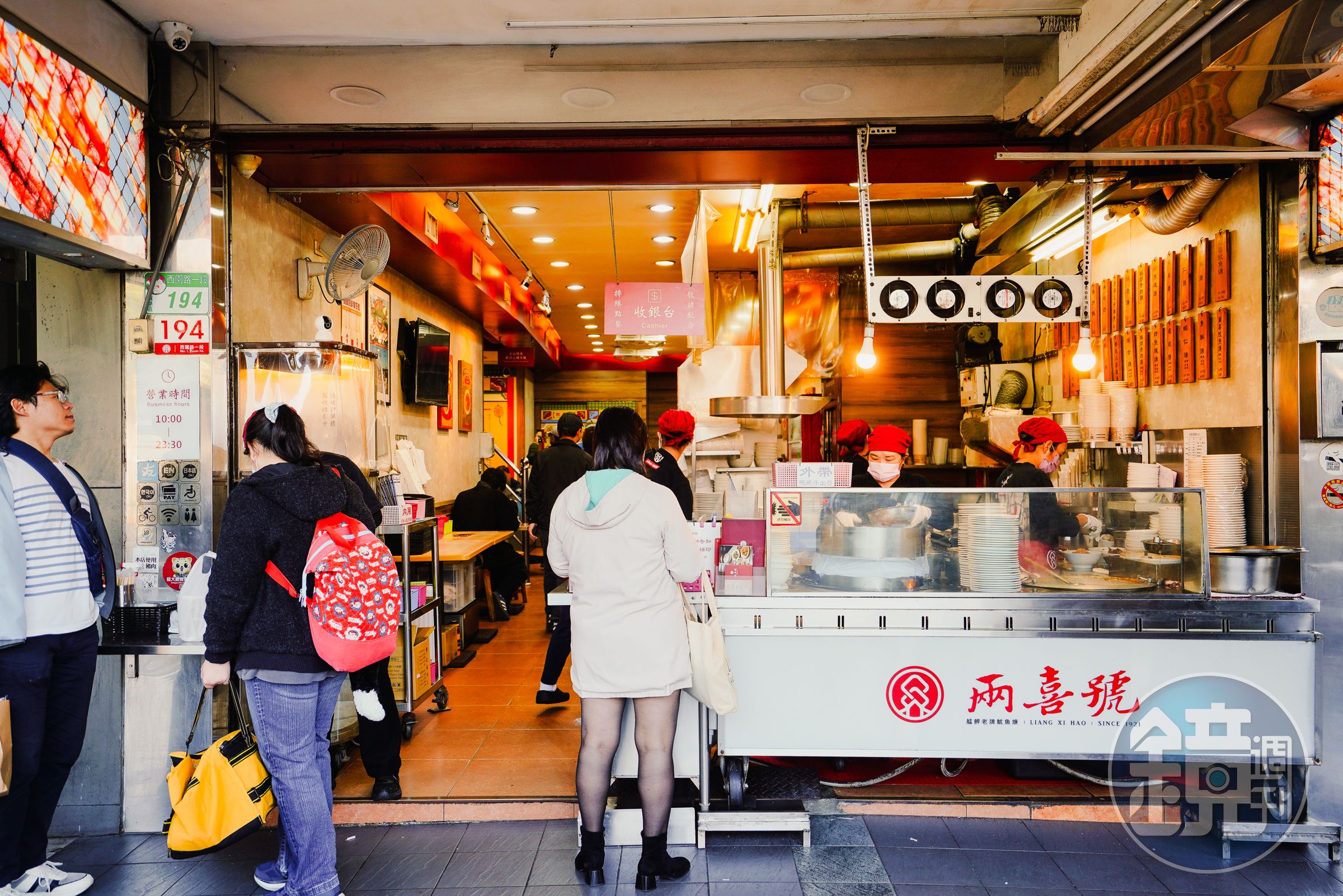 兩喜號總店側牆上的魷魚，記錄著他們與魷魚的淵源。