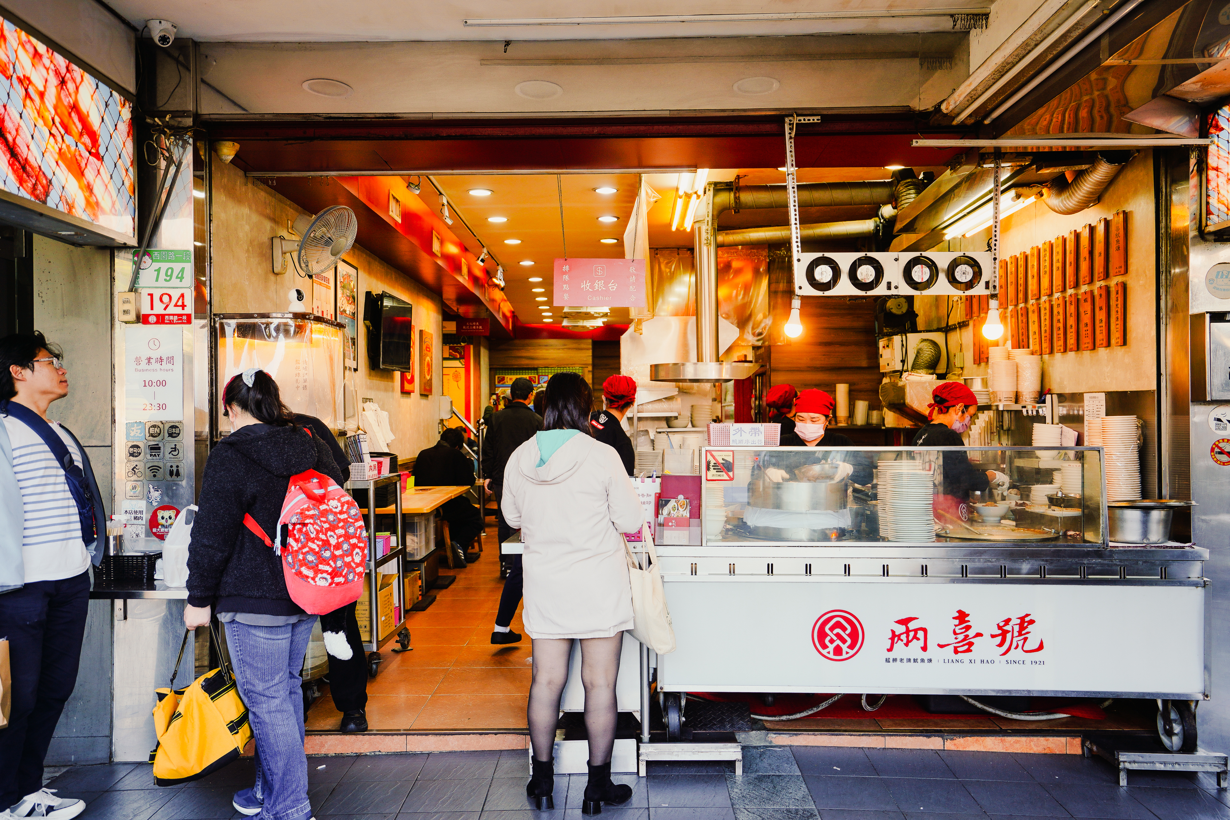 兩喜號總店側牆上的魷魚，記錄著他們與魷魚的淵源。