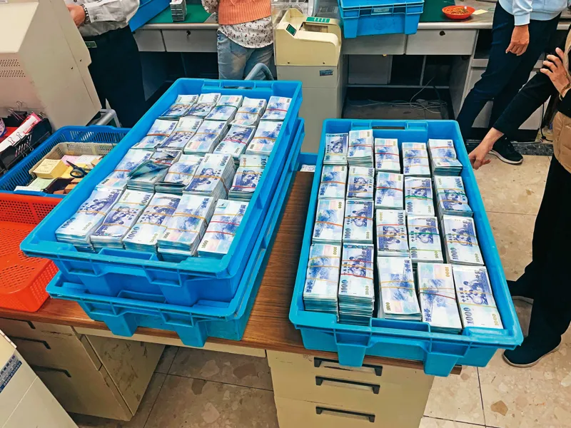 專案小組從王晨桓住處搜出近5,000萬元現鈔，懷疑是詐騙集團贓款。（警方提供）