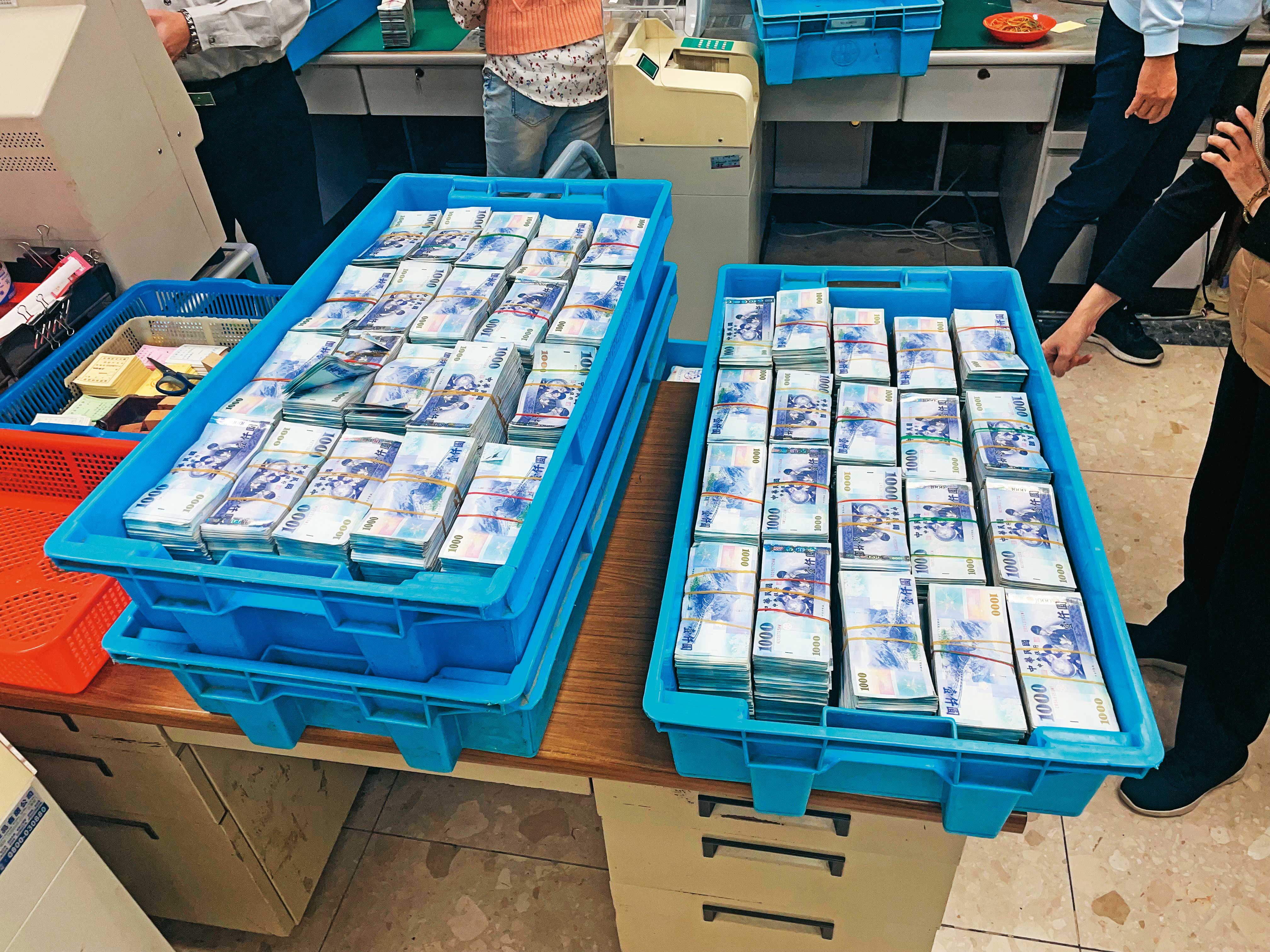 專案小組從王晨桓住處搜出近5,000萬元現鈔,懷疑是詐騙集團贓款。(警方提供)