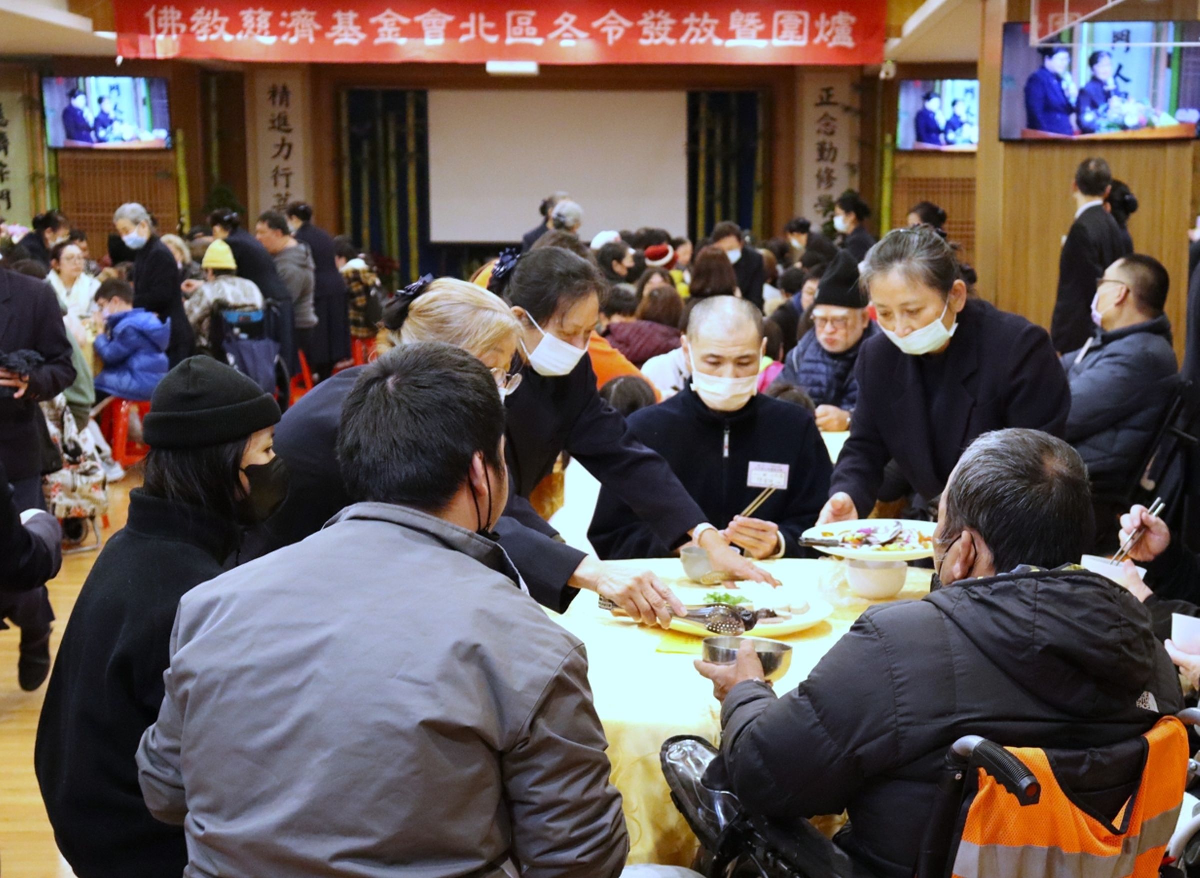 農曆年節將屆,慈濟基金會全臺各地舉辦「冬令發放暨圍爐活動」。(慈濟基金會提供)