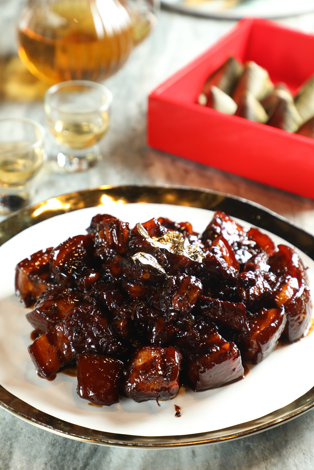 本幫紅燒肉搭配小巧的竹葉飯一起上桌。