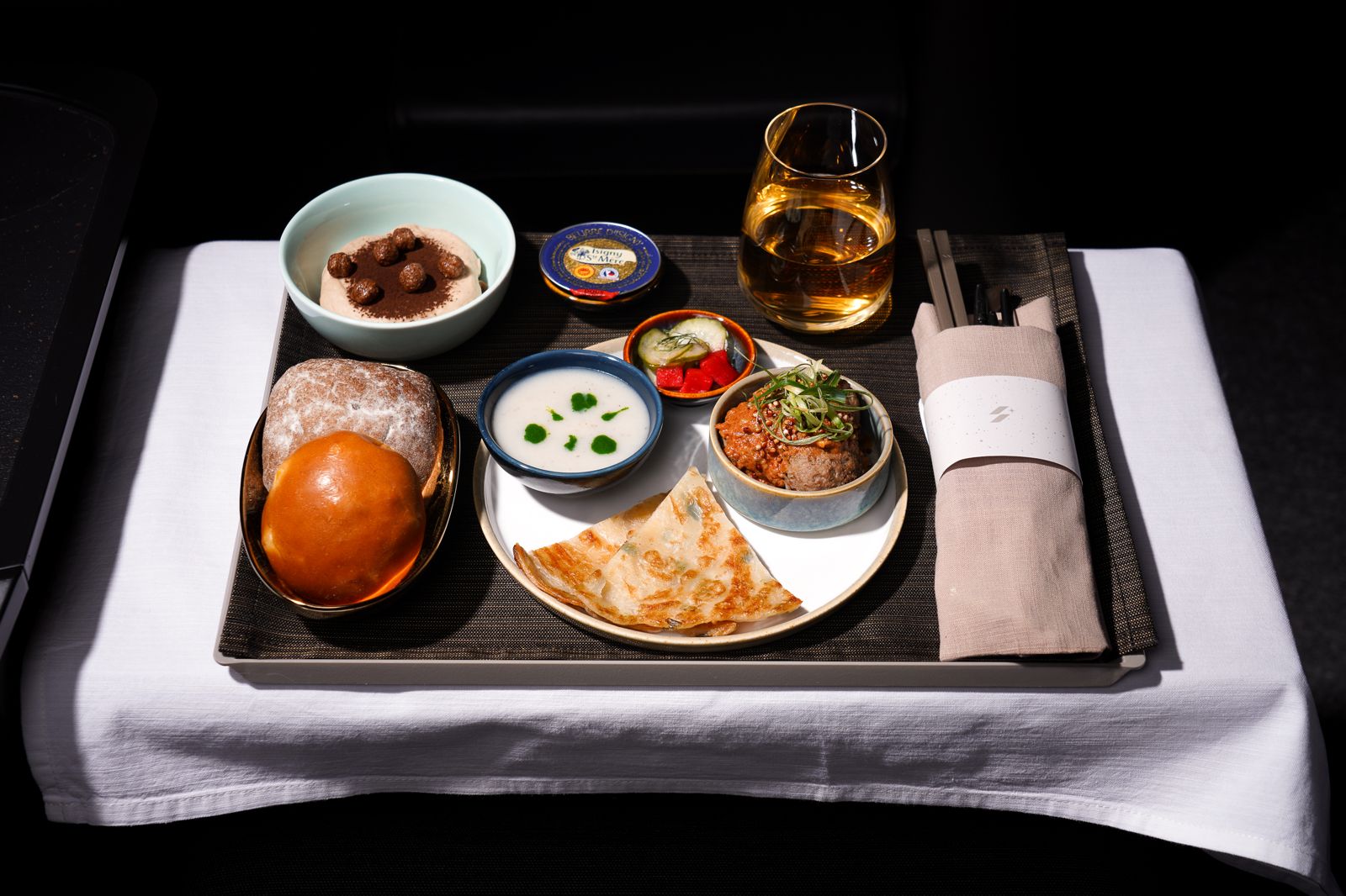 東南亞航線由Chef Kin帶來全新創作亞洲風味料理「麻辣番茄醬和牛漢堡排」套餐。(星宇航空提供)