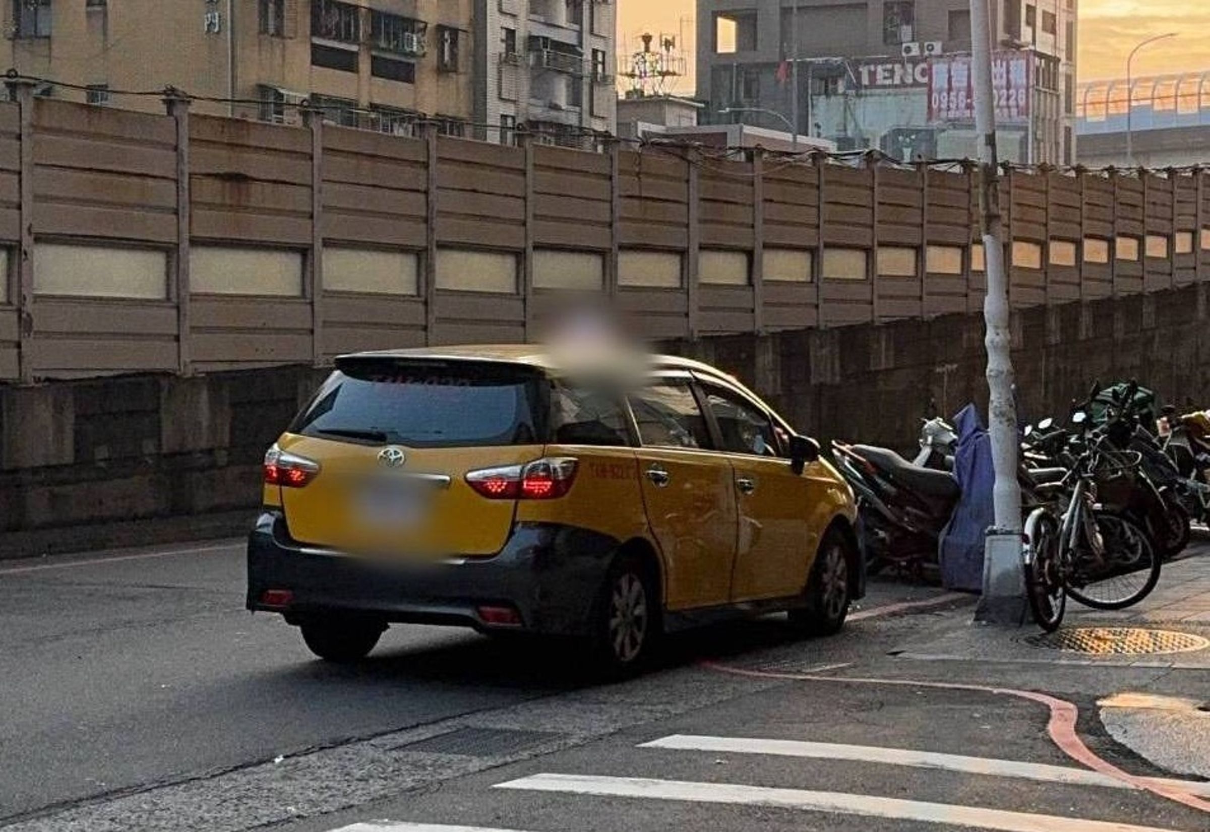 警方在三重中興橋旁尋獲歹徒搶走的計程車，目前已鎖定對象全力追緝。（翻攝畫面）