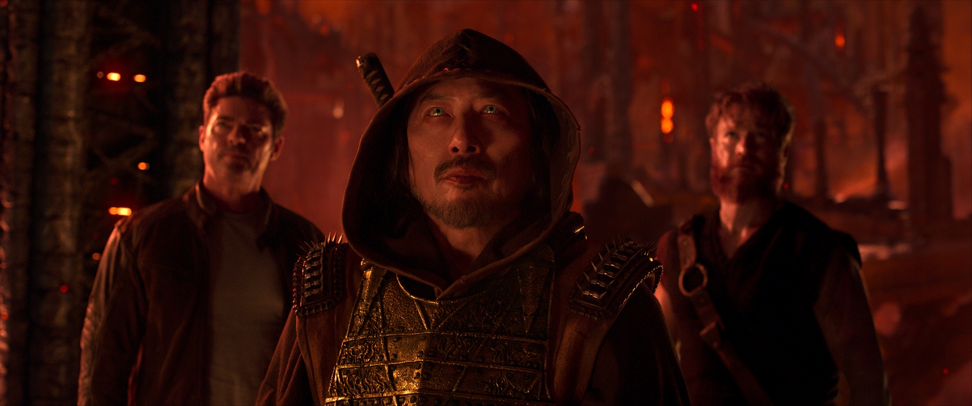 《真人快打 II》中飾演「波佐治半藏／魔蠍」的真田廣之展現殺氣。（華納提供）