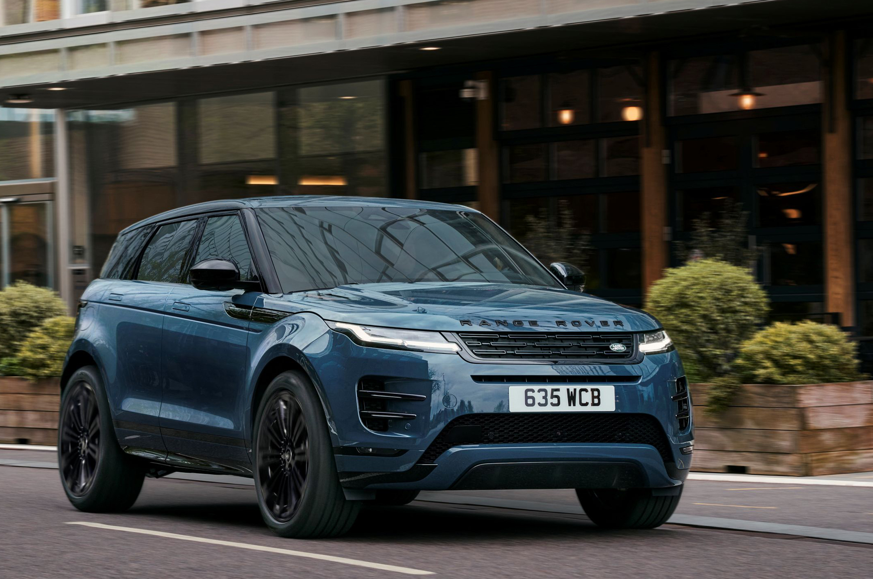  2026 年式 Range Rover Evoque 車系正式上市，並推出「都會魅影版」全新車型，為穿梭都會與兼具生活品味的理想提供最佳選擇。