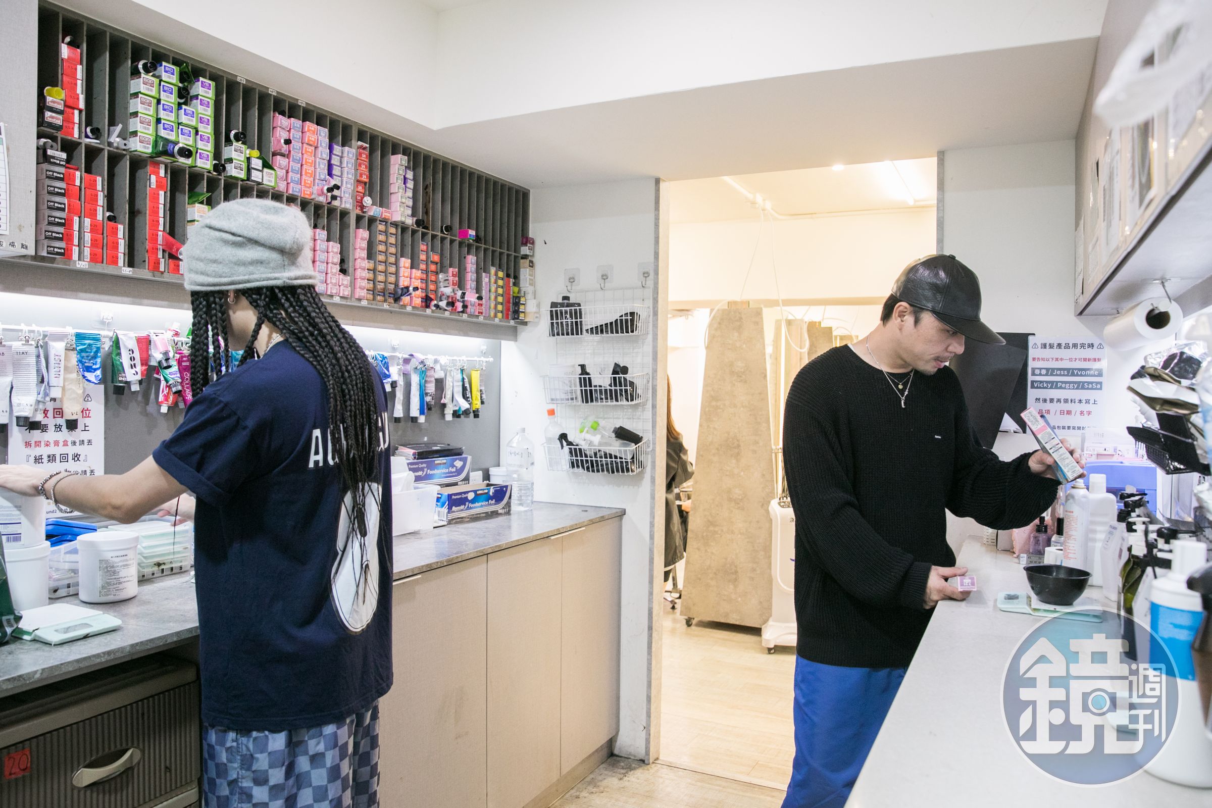 雖然已晉升大老闆，李念擇（右）仍經常在第一線幫客人服務，也會親自調染髮劑。