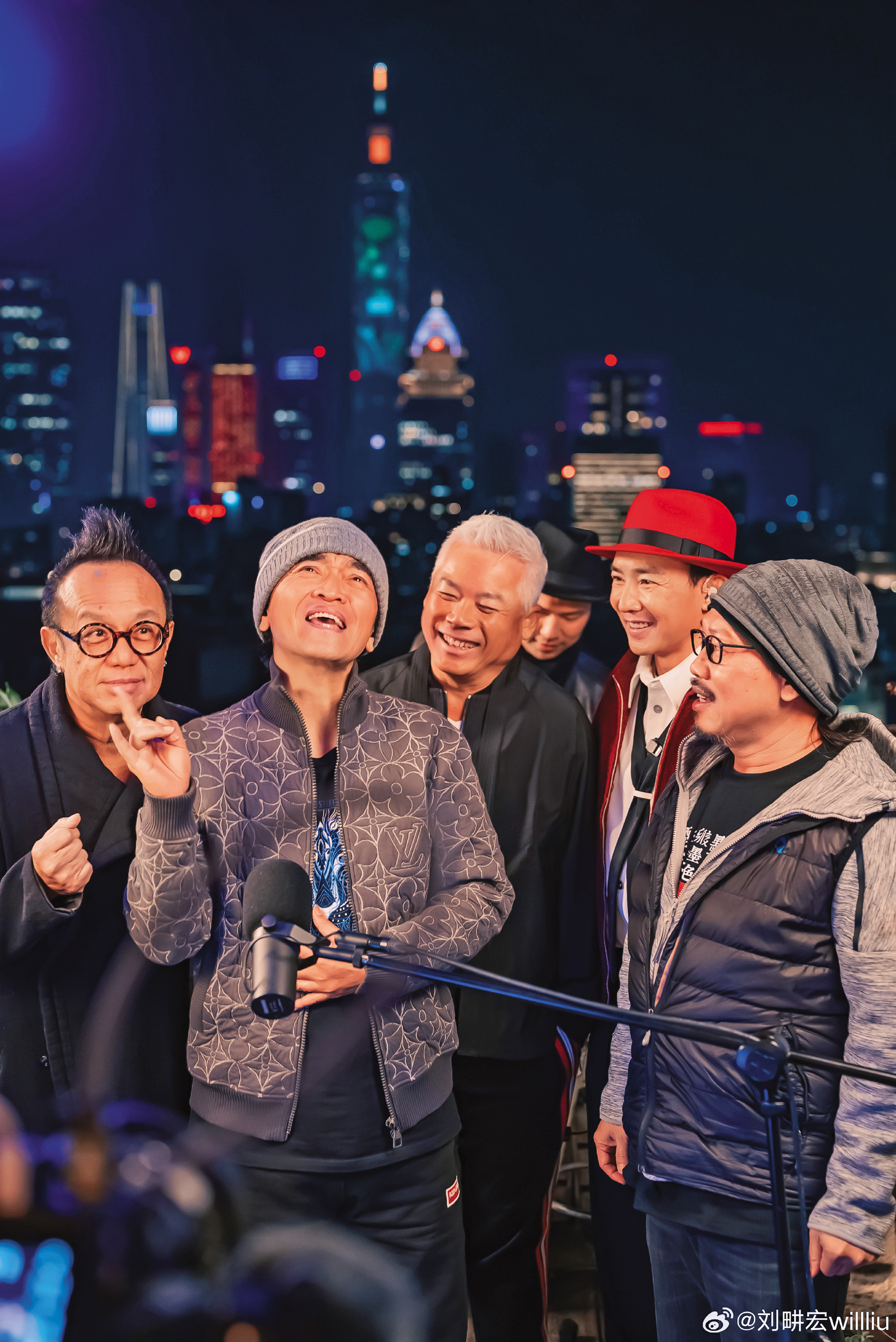 今年元旦，劉畊宏（右二）和吳宗憲（左二）、方文山（右一）等人一同跨年聚會。（翻攝自劉畊宏微博）