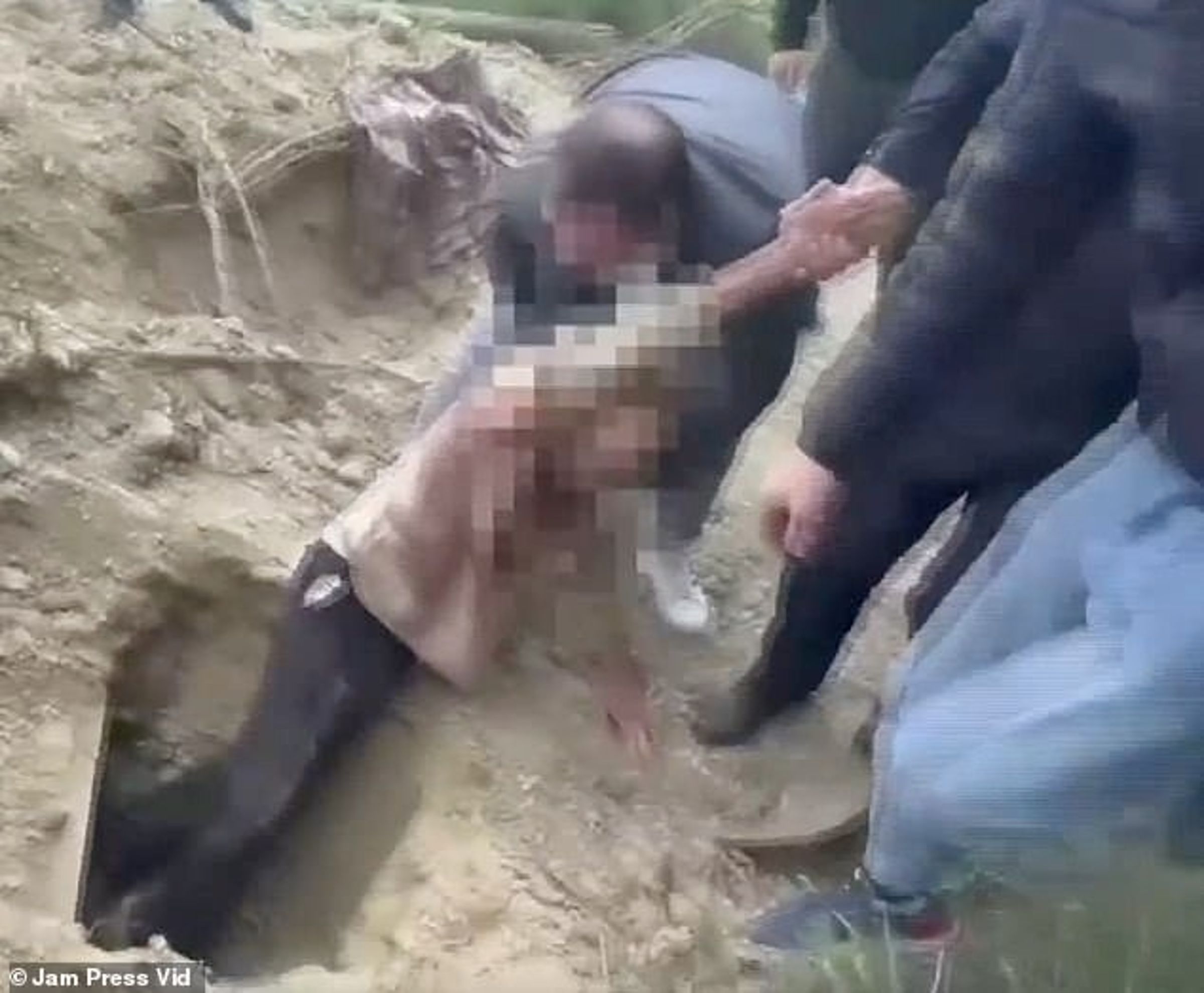 警查謀殺案聽見土裡傳來哭聲,找到大叔「死而復生」!遭歹徒活埋4天生還。(翻自《每日郵報》)