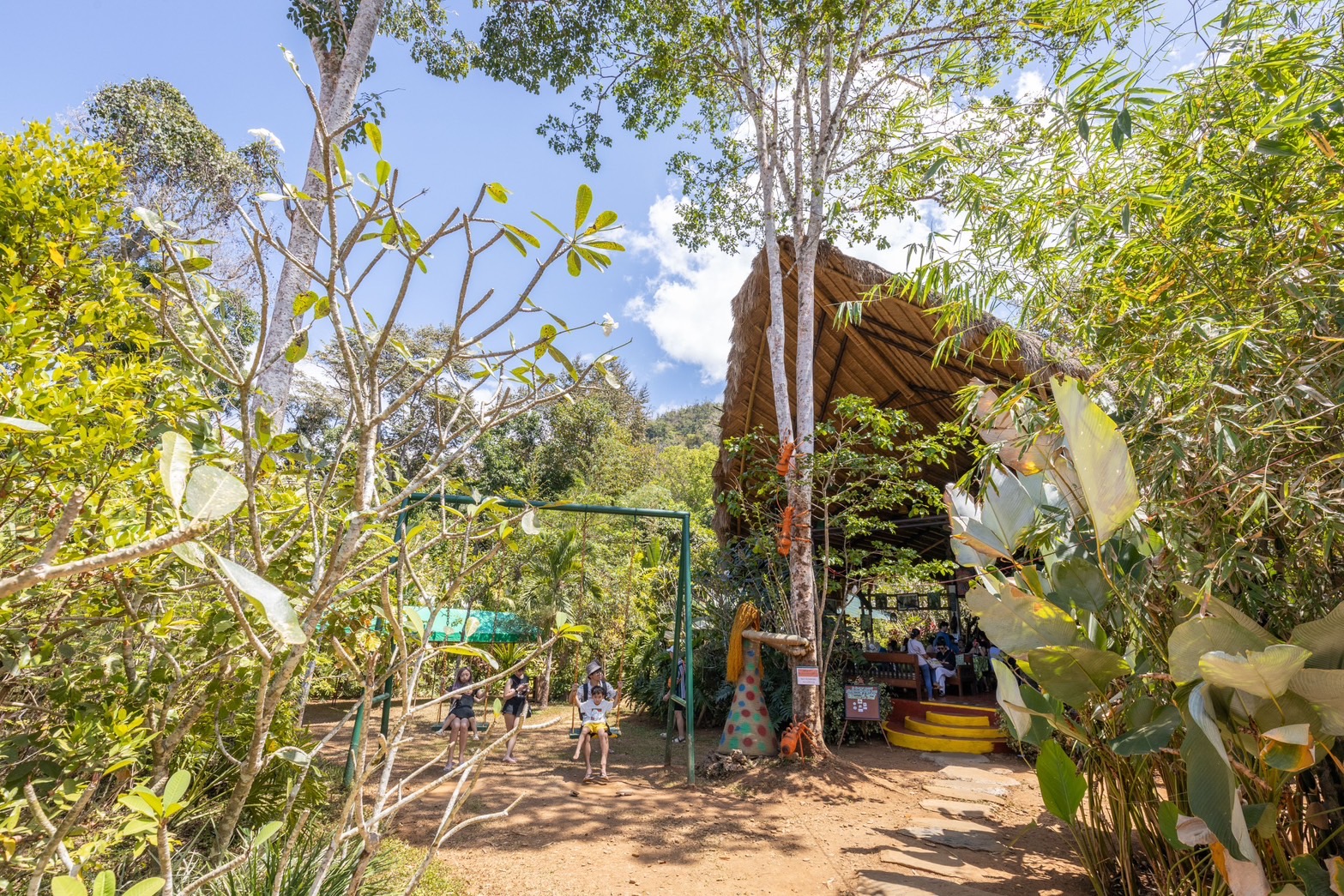 「Cacaoyan  Forest Park  Restaurant」不僅是餐廳，更像是綠意盎然的森林藝術園區。