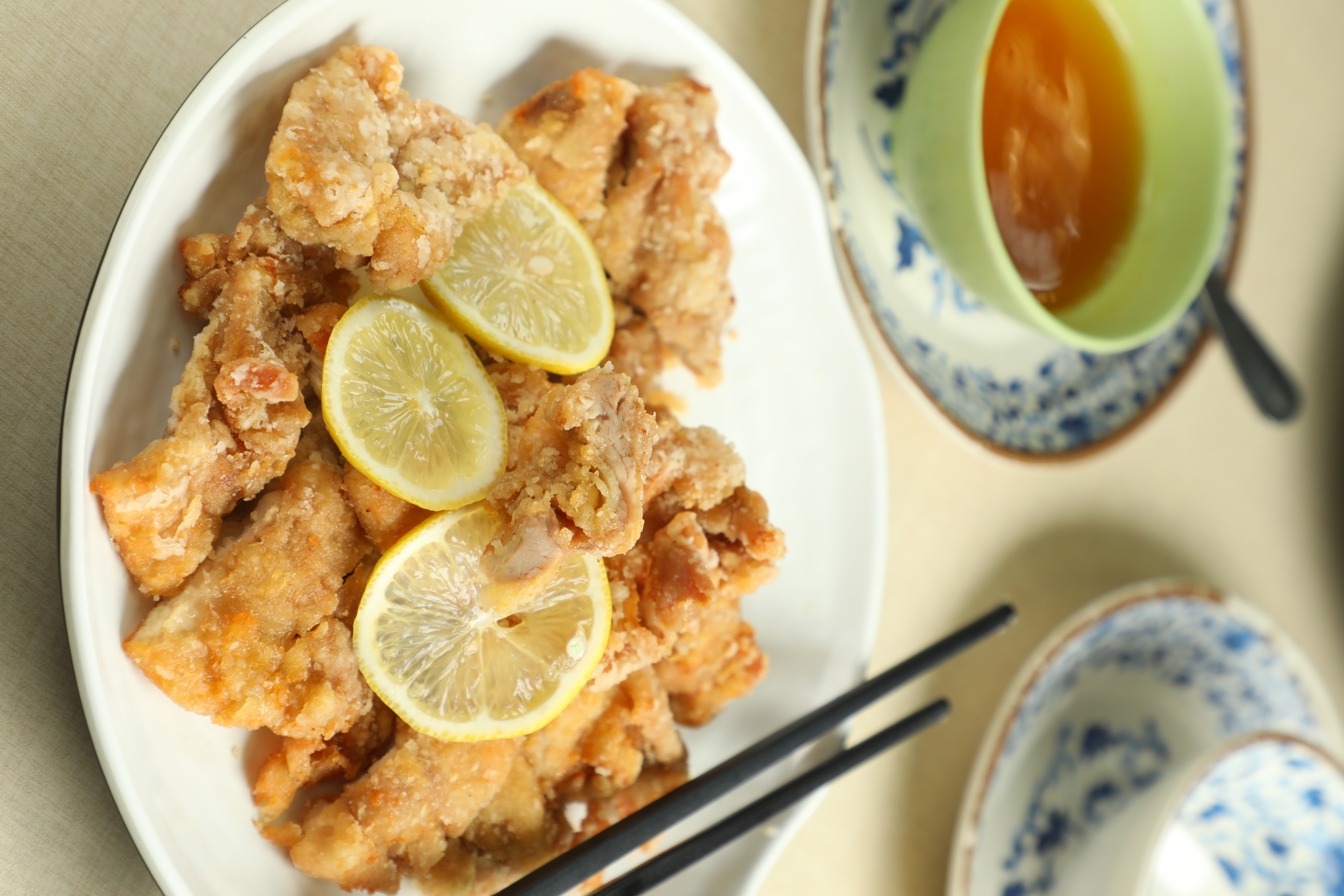 「西檸雞」就是炸雞排配上酸甜開胃的特製檸檬醬，超級涮嘴。（港幣108元／份，約NT$407）