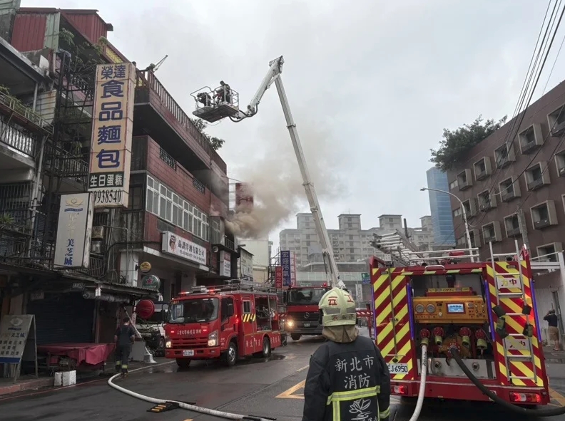 清晨新莊一處透天厝住宅傳火警，濃煙猛烈驚人，消防員也因此在入內搜救時空間迷失，氧氣瓶耗盡。（翻攝畫面）