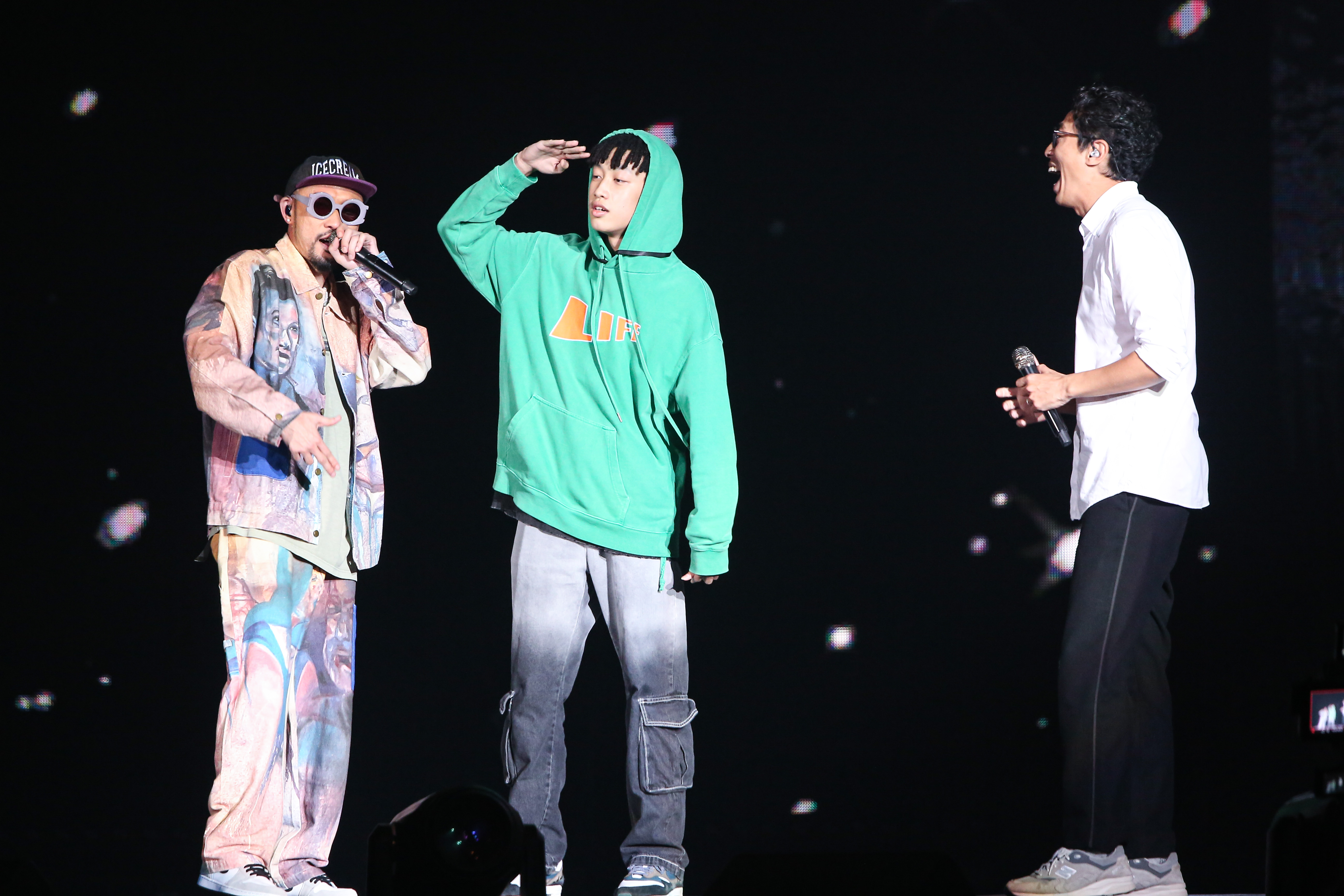 MC HotDog熱狗（左）與15歲兒子小熱狗（中）首次父子同台，馬念先在旁笑得超開心。